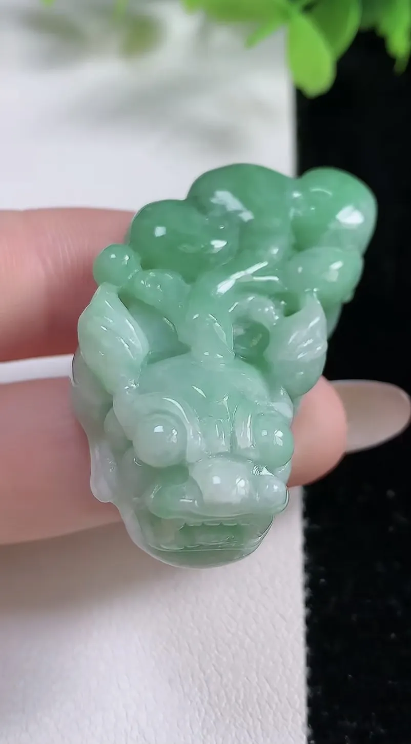 翡翠a货满绿貔貅吊坠，尺寸42.8-21.5-13.5，重:28.14g