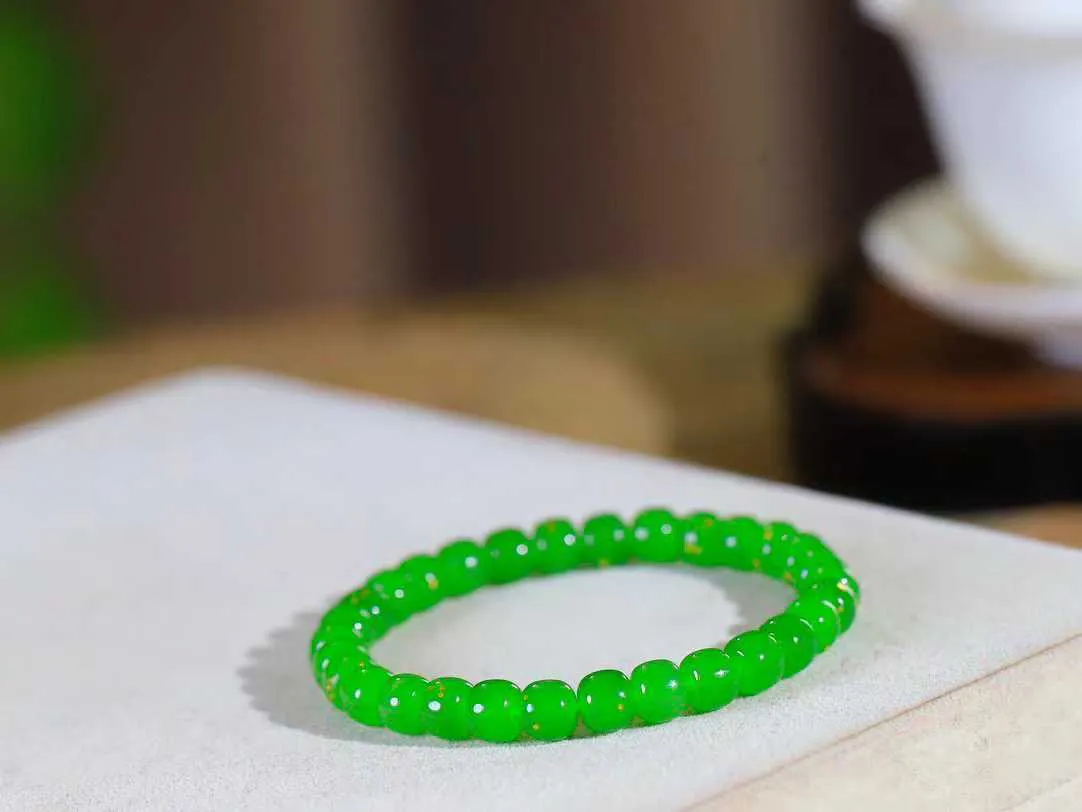 （老型珠.手串）

精品 和田玉碧玉老型珠手串，玉质细腻油润 饱满光滑 质朴无华，悠远简单，人心境