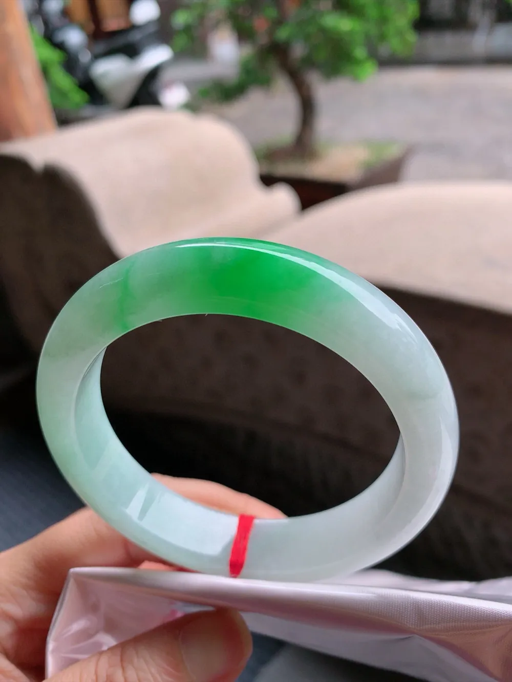 正圈一大节阳绿 无瑕 尺寸:59.5/13.8/9.3 色阳 大圈口