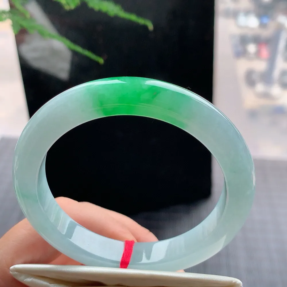 正圈冰阳绿 无瑕 尺寸:56.6/10.9/8.8 种色兼备