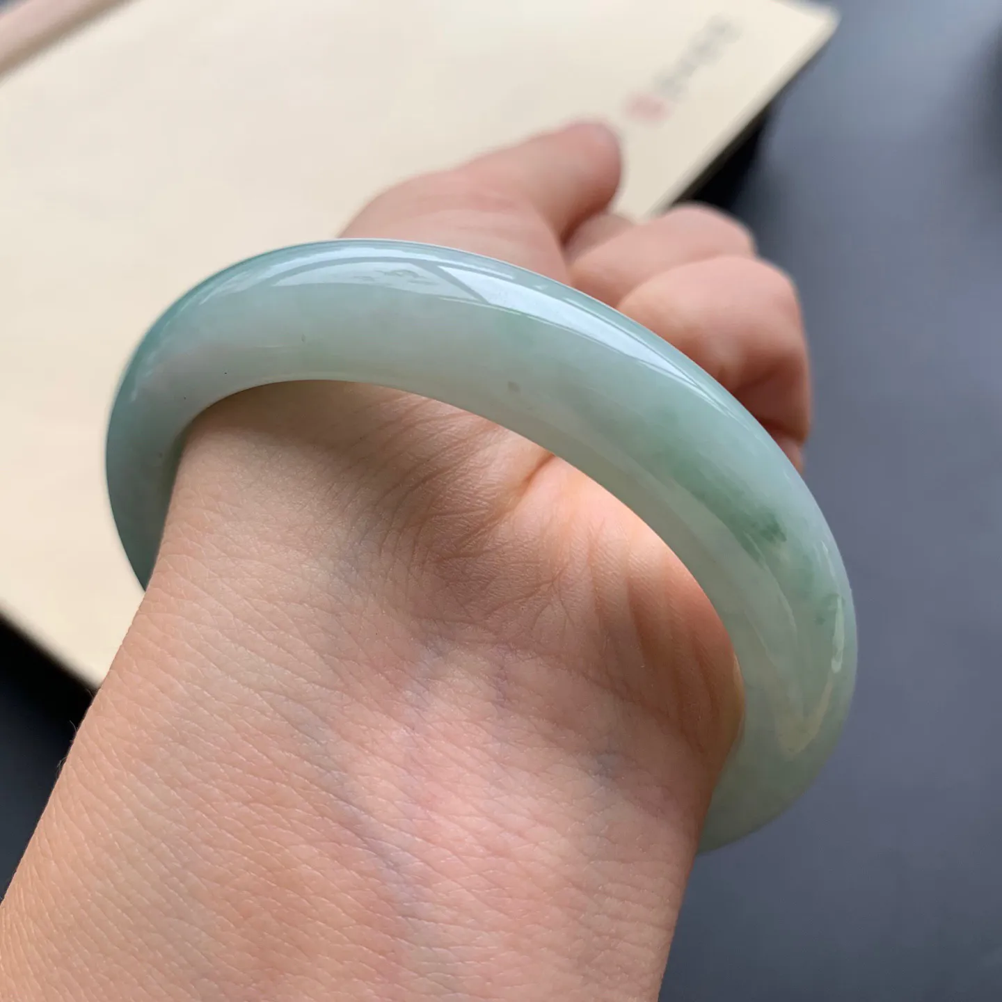 55.8圈口飘花正圈手镯 尺寸：55.8-12.3-8.2，无纹裂，细腻光滑，花色浓郁