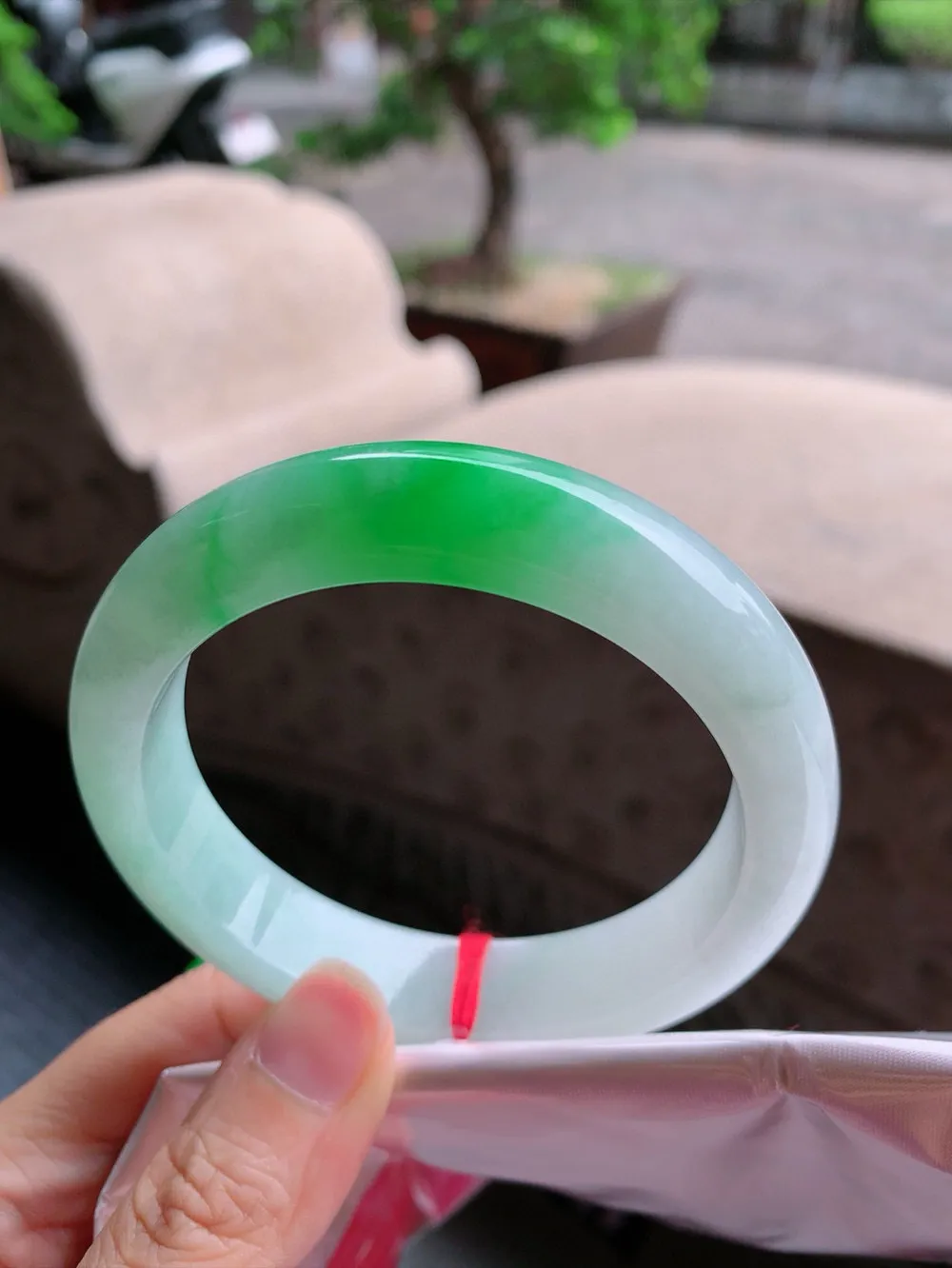 正圈一大节阳绿 无瑕 尺寸:59.5/13.8/9.3 色阳 大圈口