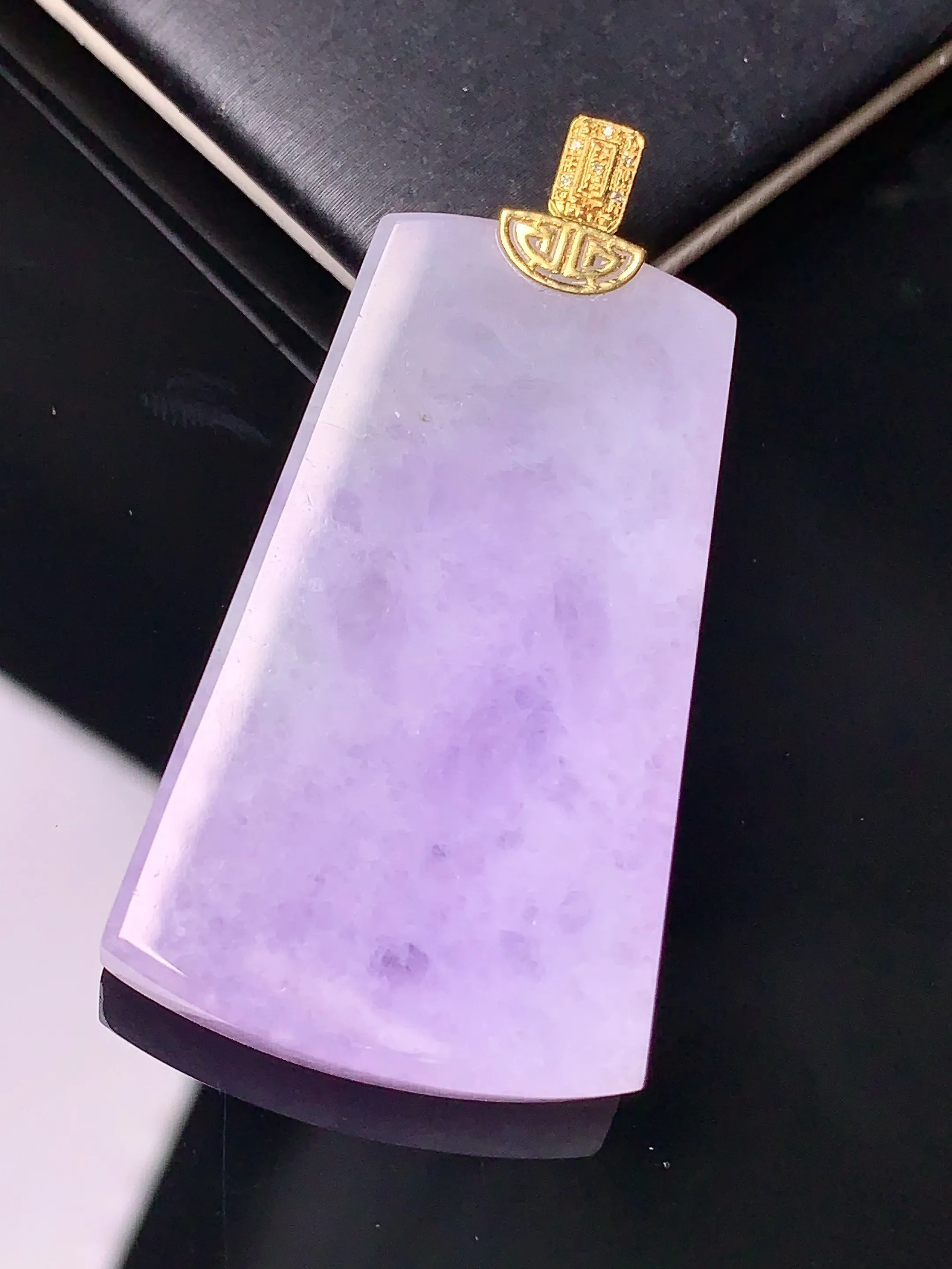 18k金钻镶嵌紫罗兰无事牌吊坠 玉质细腻 色泽艳丽 整体尺寸47.6*24.5*5.7