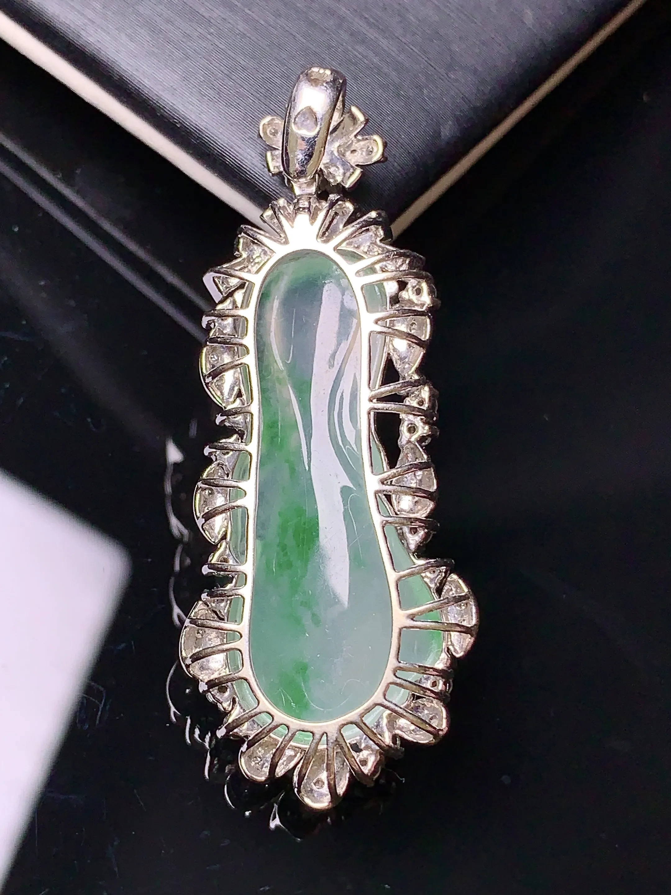 18k金钻镶嵌飘绿白菜吊坠 玉质细腻 色泽清新艳丽 整体尺寸42.5*16.7*8