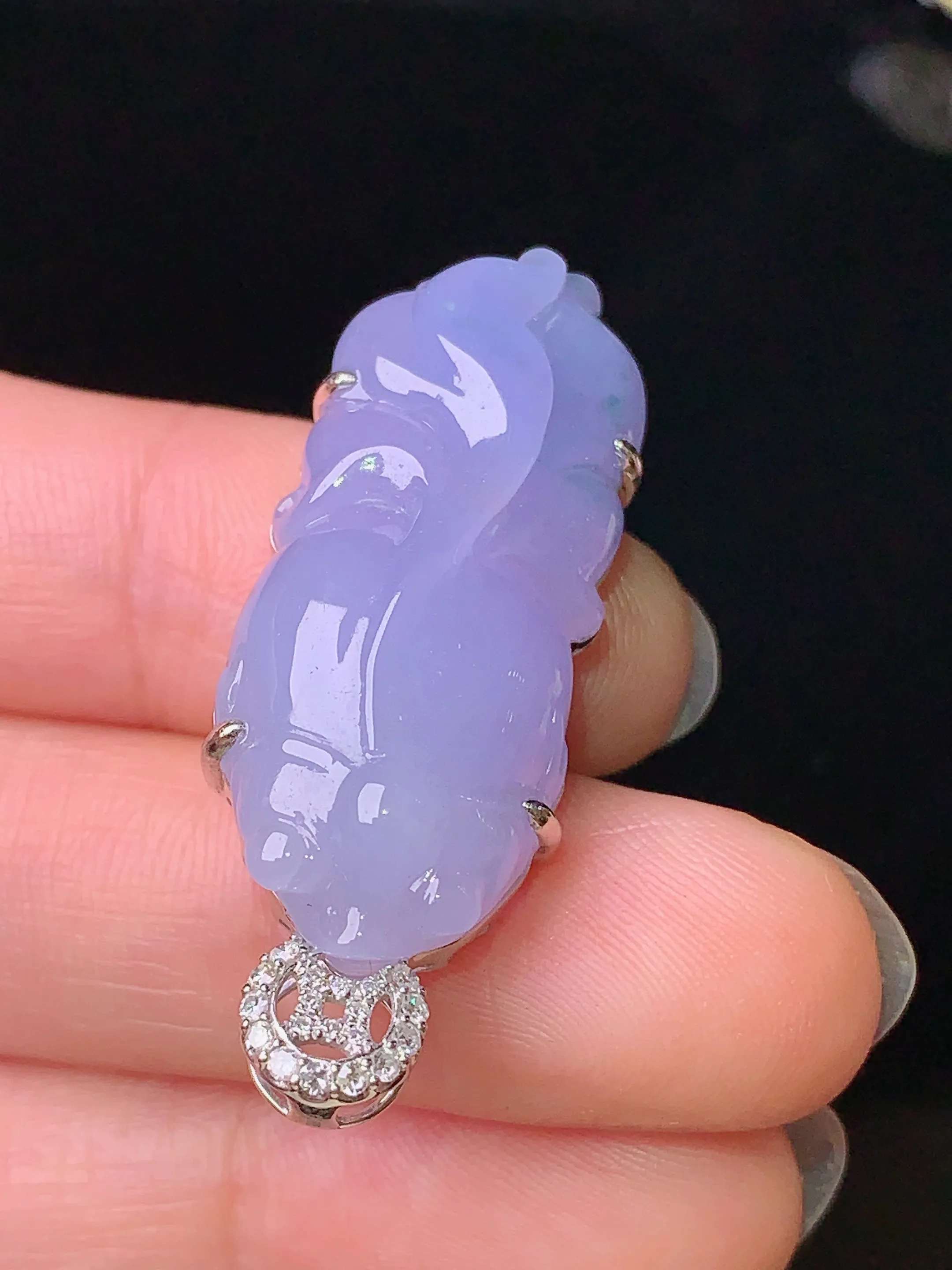 18k金钻镶嵌紫罗兰金鱼吊坠 玉质细腻 色泽艳丽 整体尺寸37.5*14.3*8.5