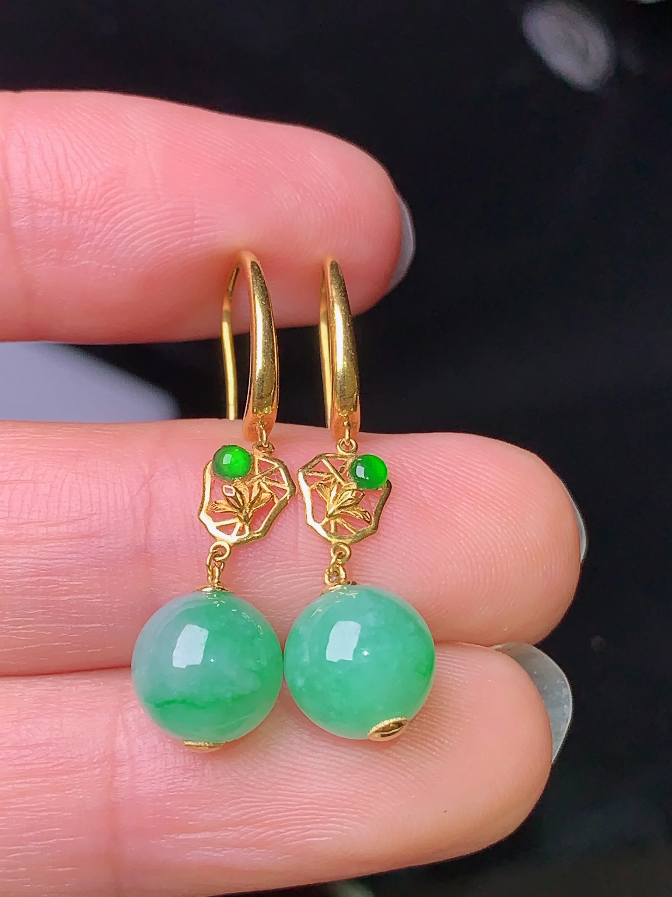 18k金钻镶嵌翠绿圆珠耳坠 玉质细腻 色泽艳丽 整体尺寸29*7.8