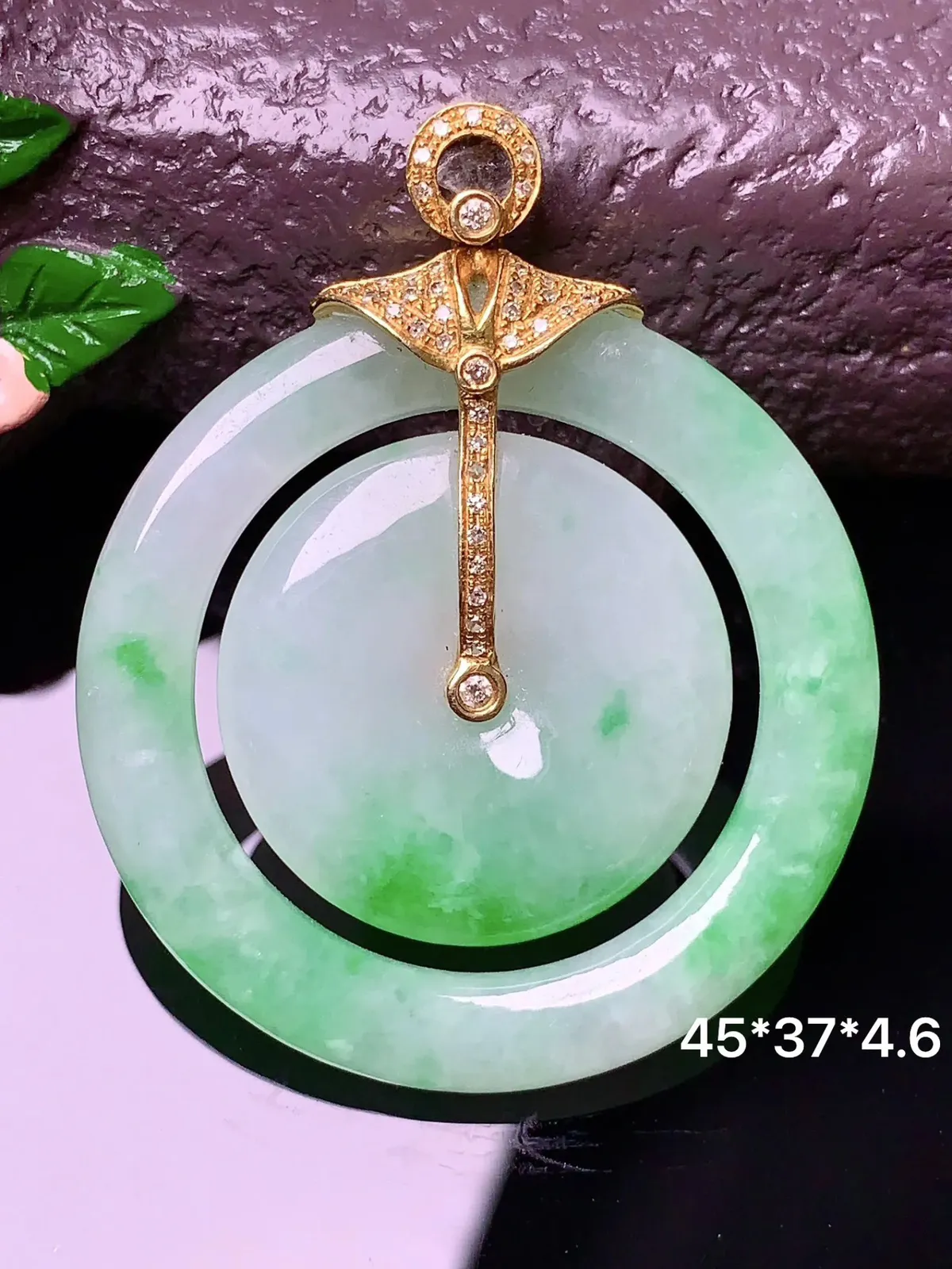 18k金钻镶嵌飘绿子母扣吊坠 玉质细腻 色泽艳丽 整体尺寸45*37*4.6