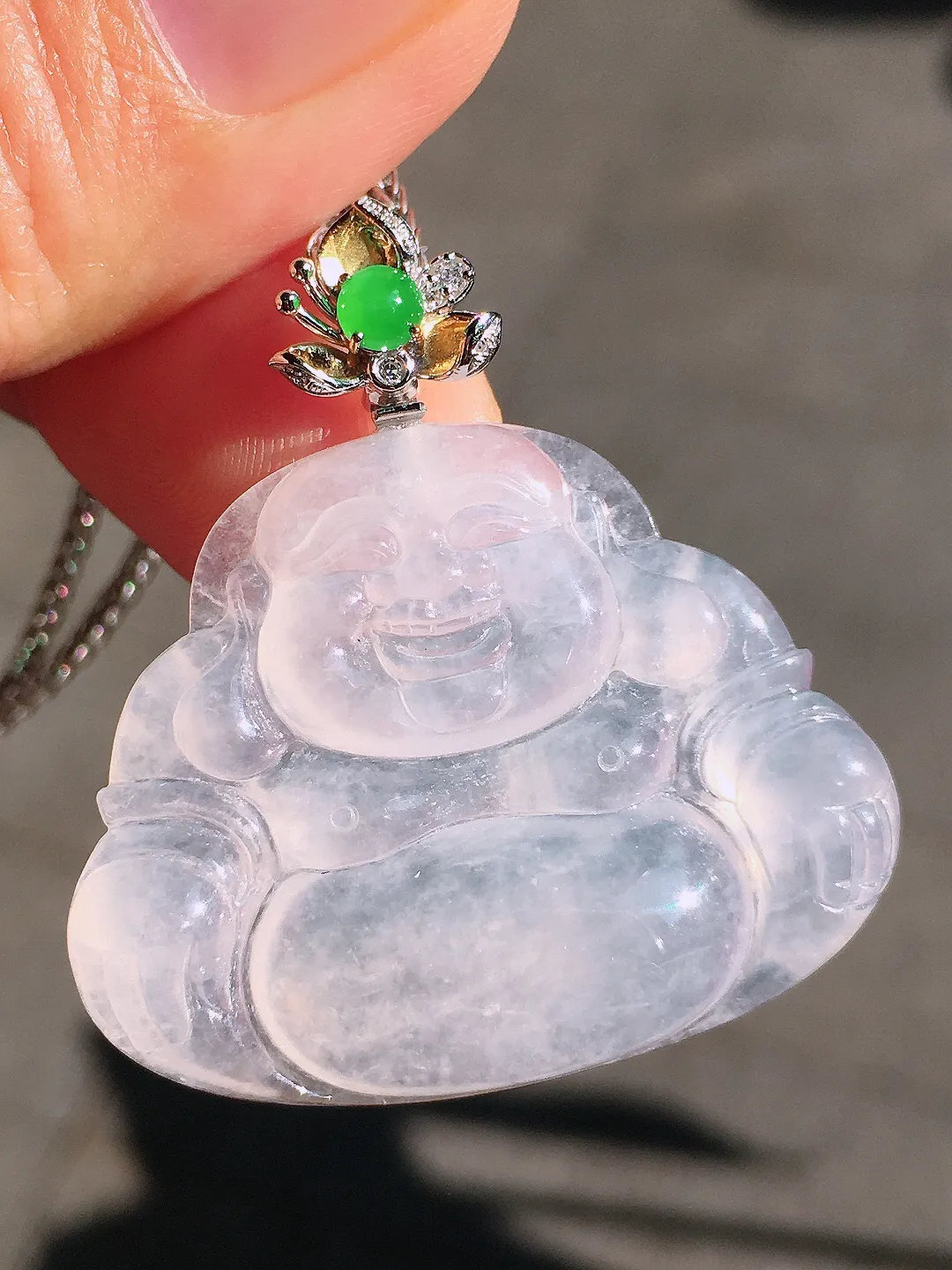 冰种佛公吊坠，玉质细腻，荧光感超
强，饱满圆润，尽显优雅气质，18k
金豪华镶嵌