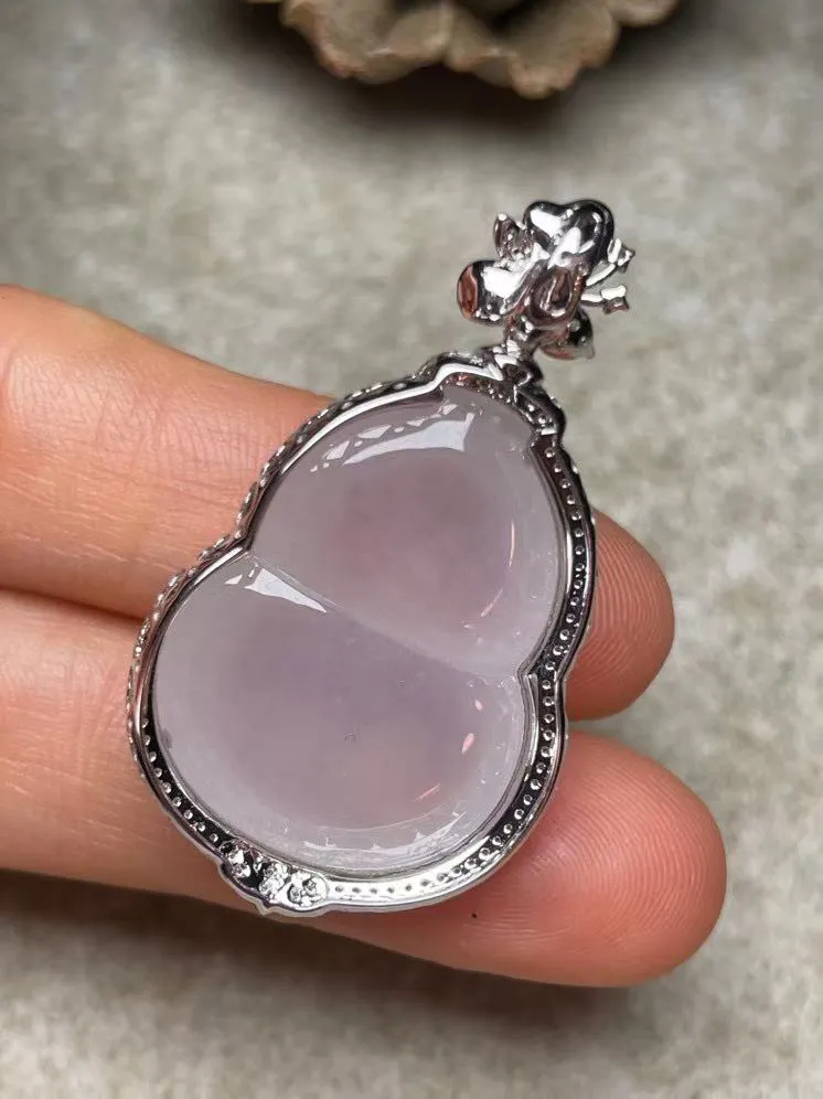 冰种葫芦吊坠、真金真钻镶嵌，种水好，玉质细腻 .裸石尺寸 26.0*19.7