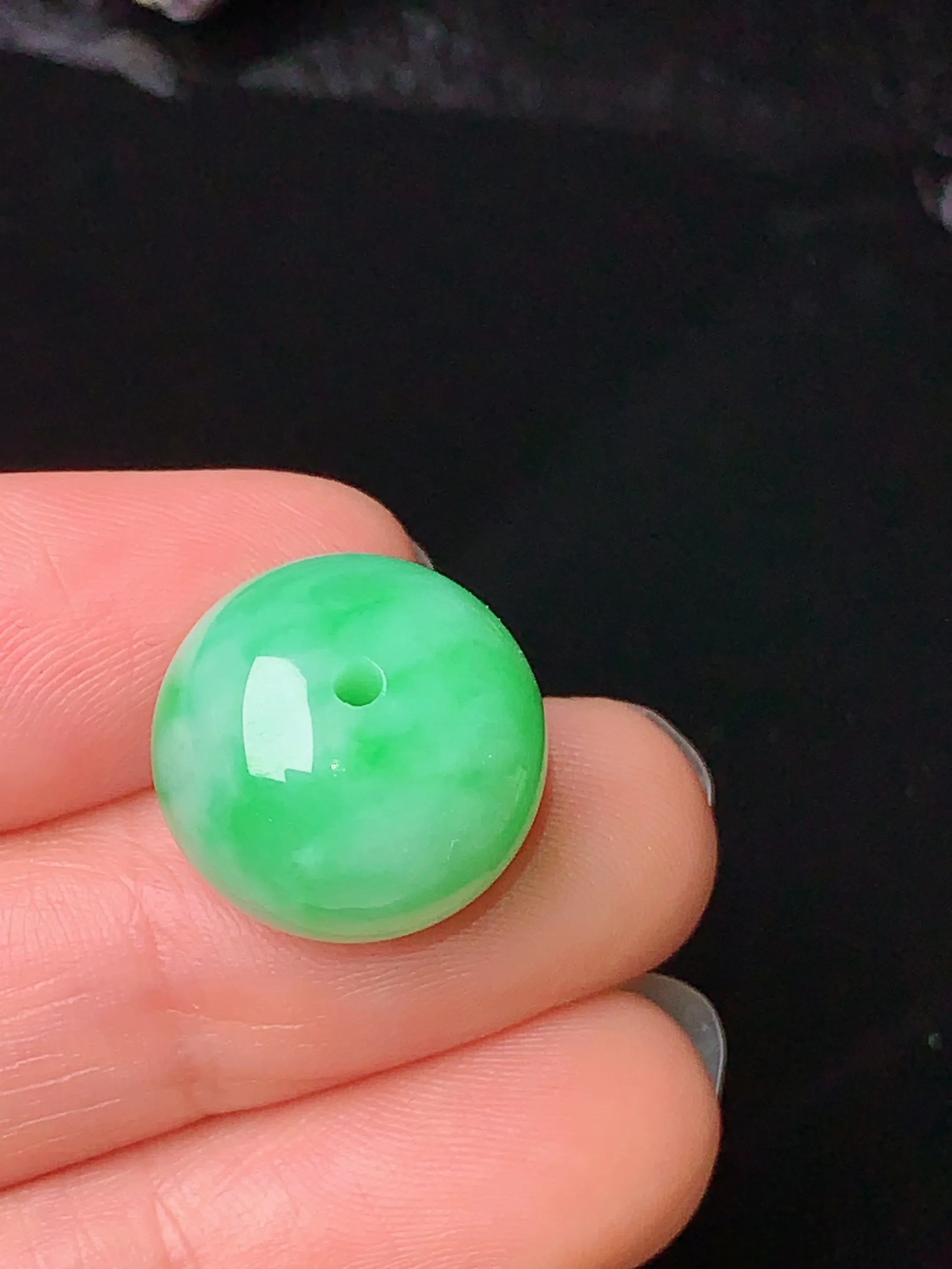 翠绿路路通吊坠 玉质细腻 色泽艳丽 整体尺寸15.3*12.2