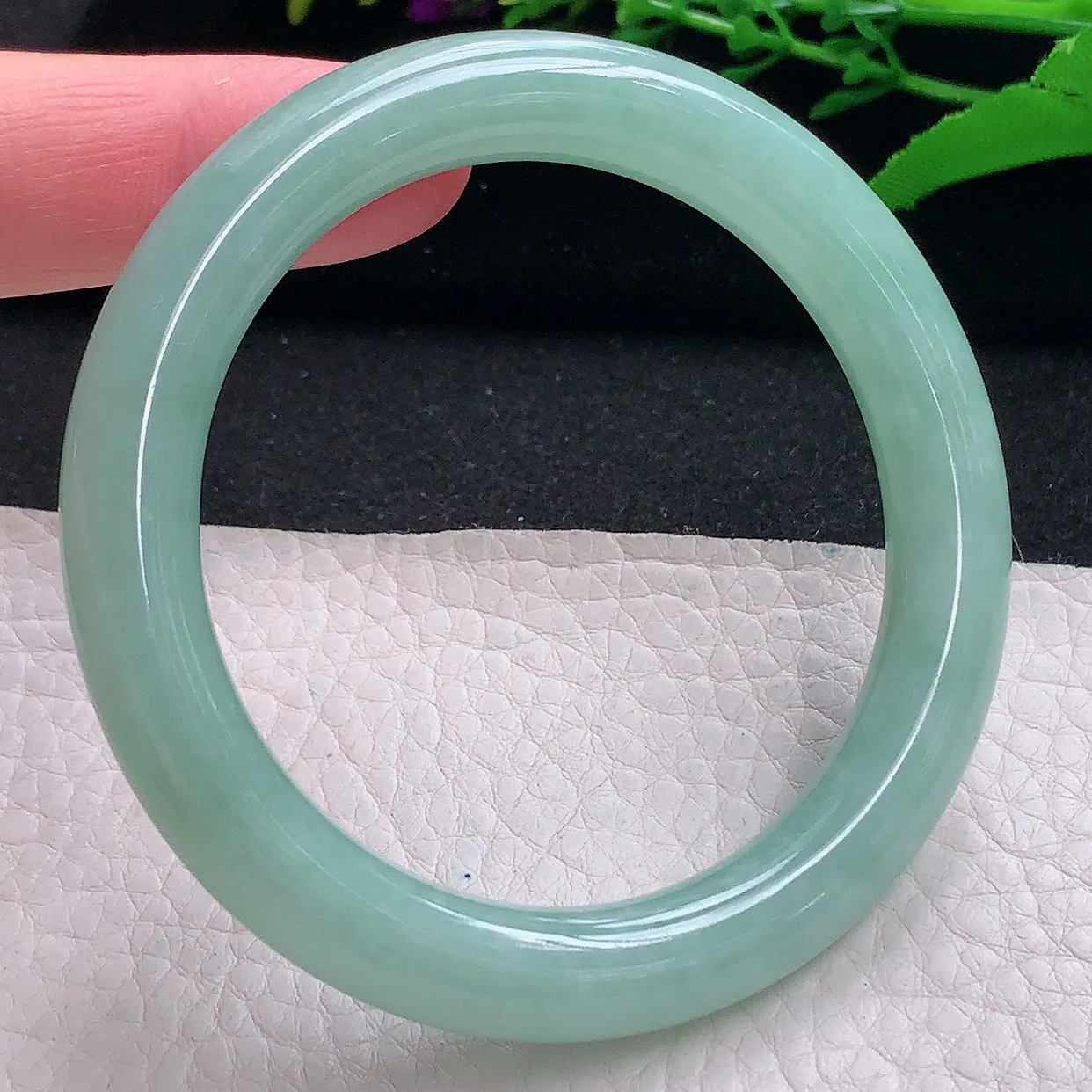 n自然光55.5*9.6*9.3美人镯 天然缅甸翡翠a货清新水绿圆条玉镯子 玉手环