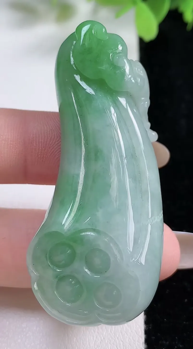 翡翠a货飘绿莲蓬吊坠，尺寸57-24.6-14，重:34.38g