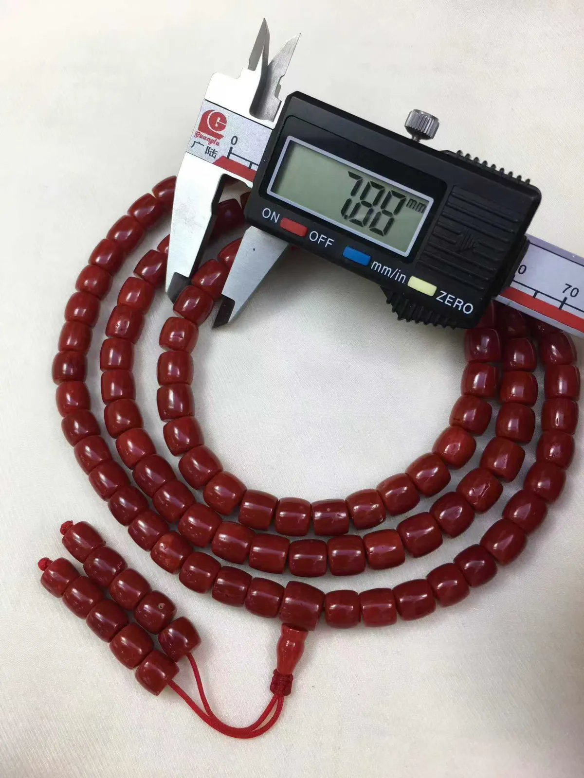 【天然深牛血珊瑚小8mm老型大桶珠108佛珠串】项链手链两用款！传承精品！西班牙产地，科西卡材料，深牛血颜色，珠子直径7.88-7.15mm左右！材料限制有天然的虫眼。108粒加佛头弟子珠共120粒，可作念佛珠串，每料珠子均为天然珊瑚，珊瑚自古就为佛教珍宝，大师，高僧的喜爱之物！可加持，可守护！深海千年有机宝石，重量72.2克！