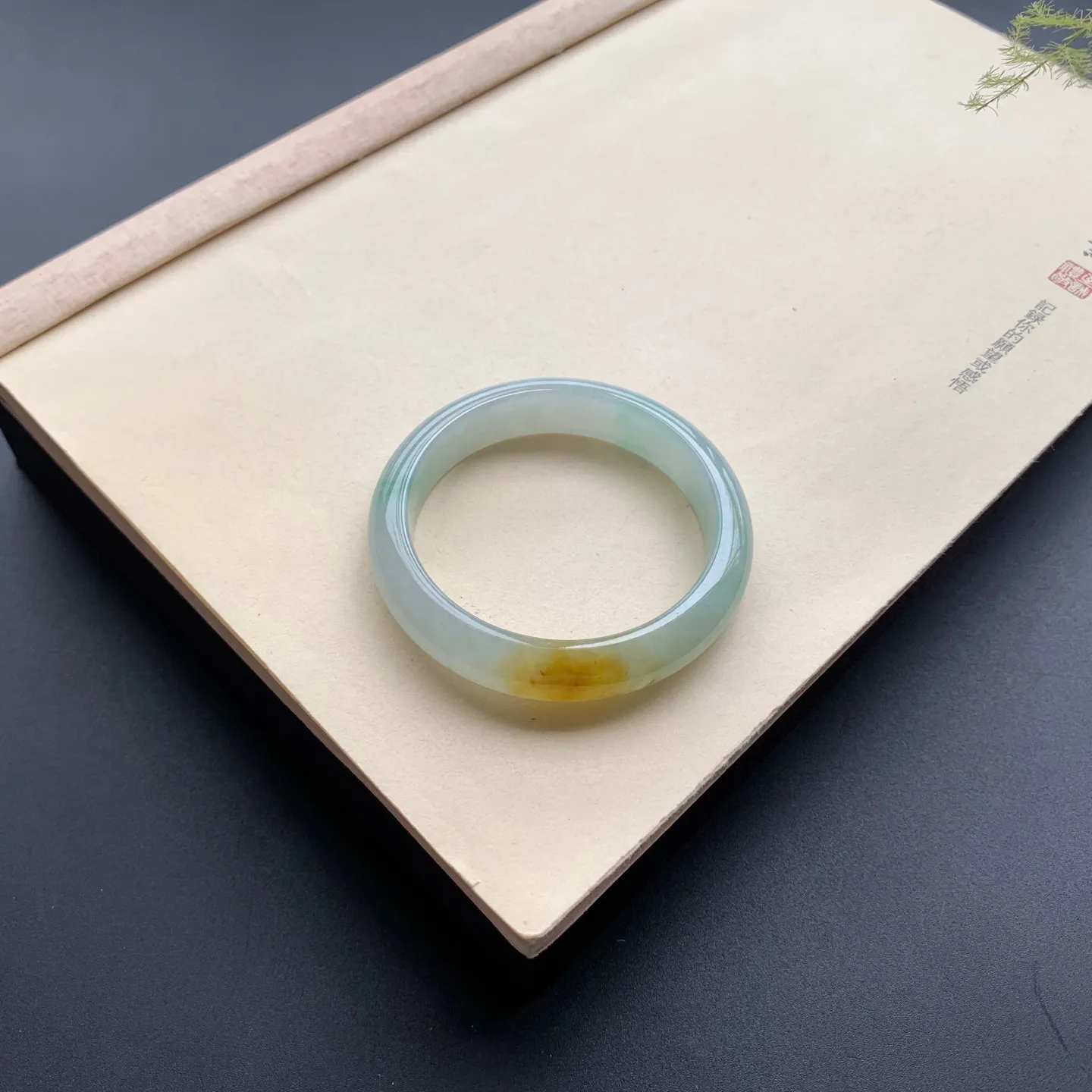 53圈口飘黄翡正圈手镯 尺寸：53-12-7.8，无纹裂，细腻光滑，色泽亮丽