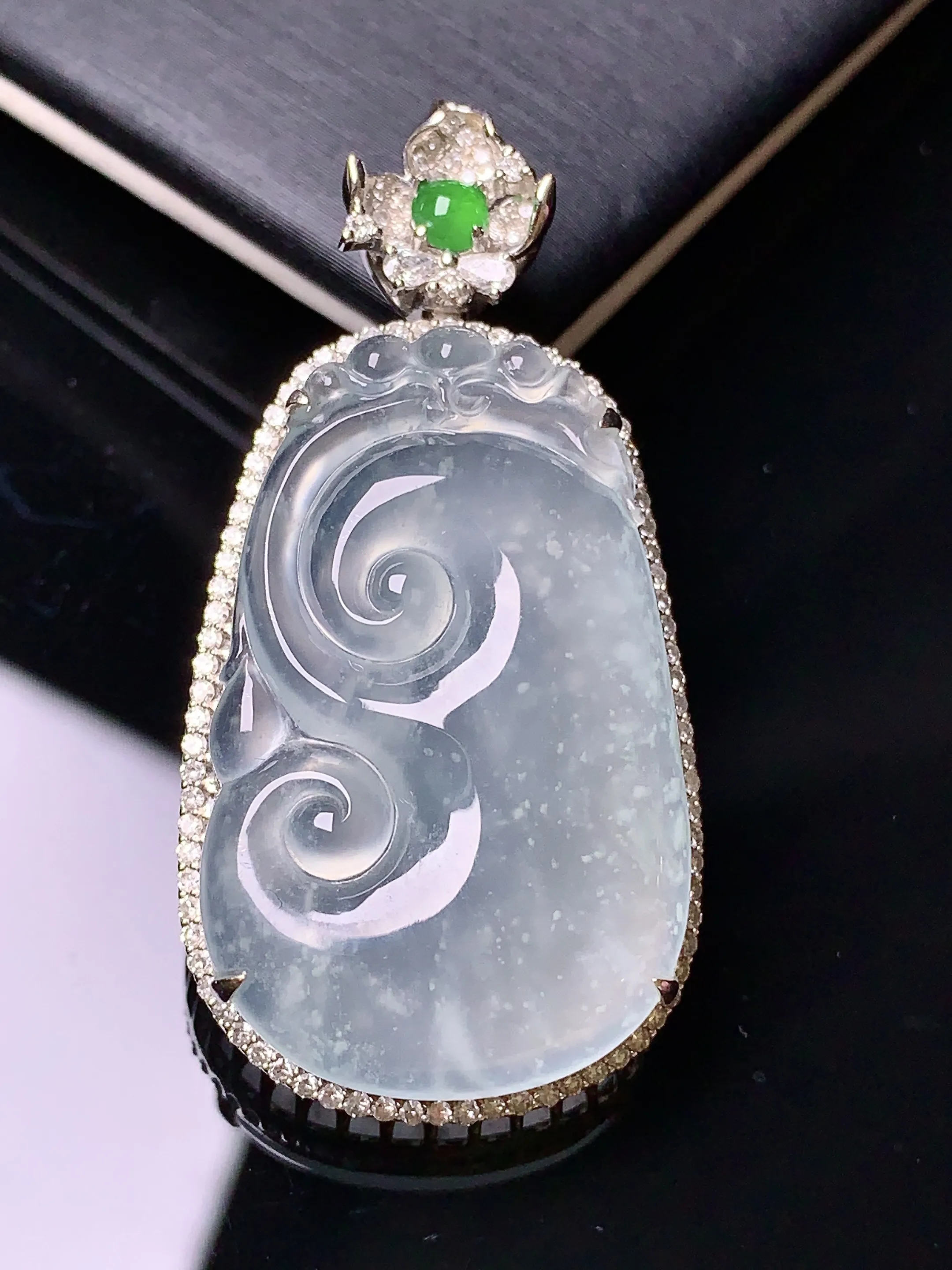 18k金钻镶嵌木那料雪花棉如意吊坠 玉质细腻 色泽清新艳丽 整体尺寸43.5*21.7*8.7