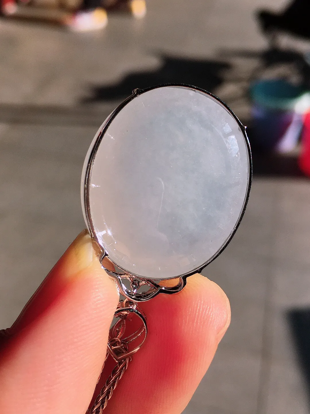 冰种蛋面吊坠，玉质细腻，荧光感超
强，饱满圆润，尽显优雅气质，18k
金豪华镶嵌