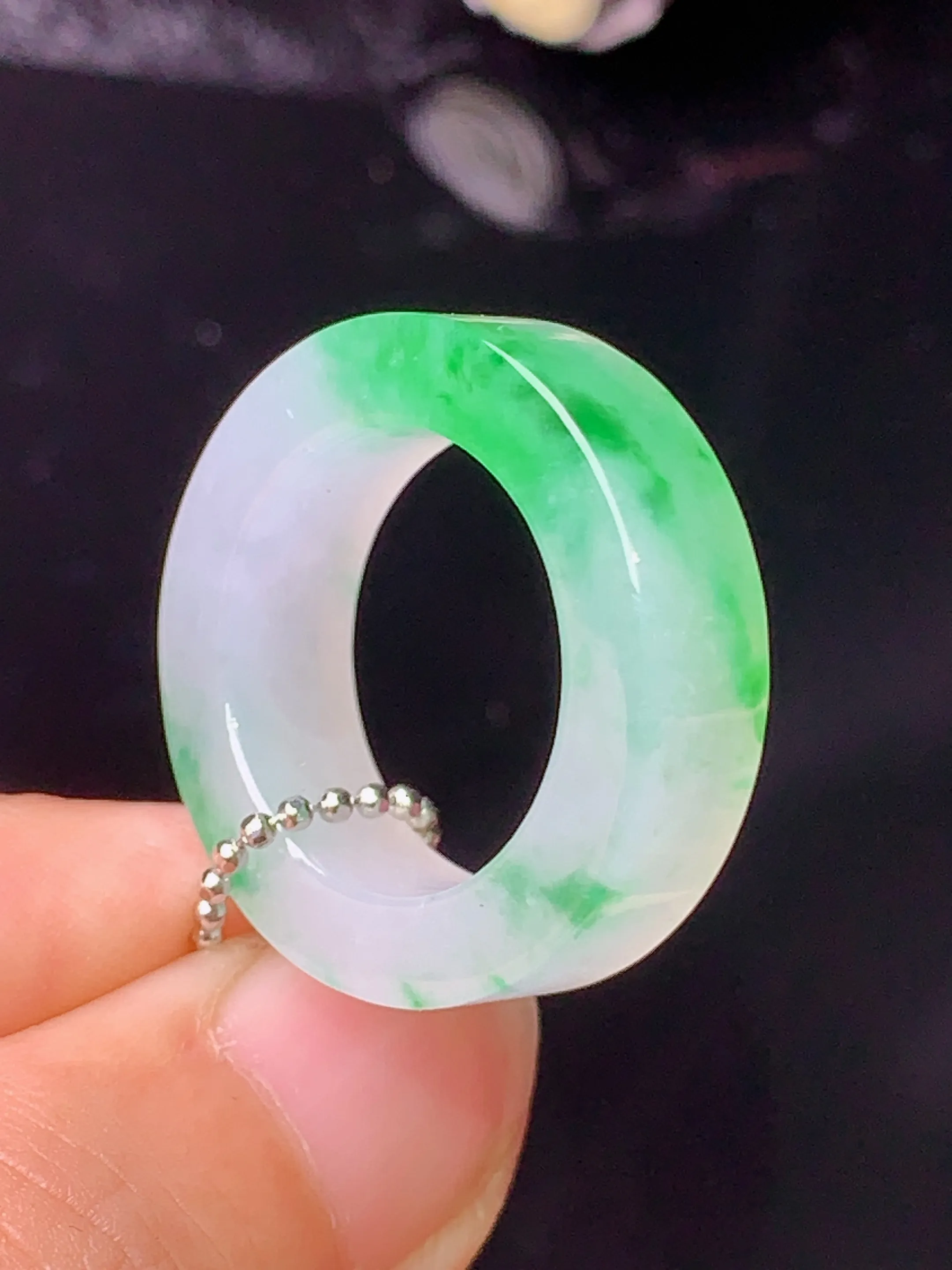 飘绿平安环 玉质细腻 色泽清新艳丽 整体尺寸23*6.3*3.8