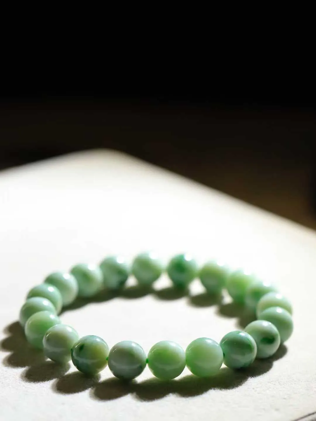 【珠圆玉润.手串】

精品和田玉翠青珠圆玉润手串 玉质温润细腻  整串打磨圆润，佩戴舒适。珠珠落玉盘，间关莺语花底滑，一生美好时光，无论身在何处，都有它相伴相守。事事顺遂，幸福美满，吉祥如意。重30.8克 尺寸取一9.9mm  FDA-22110533