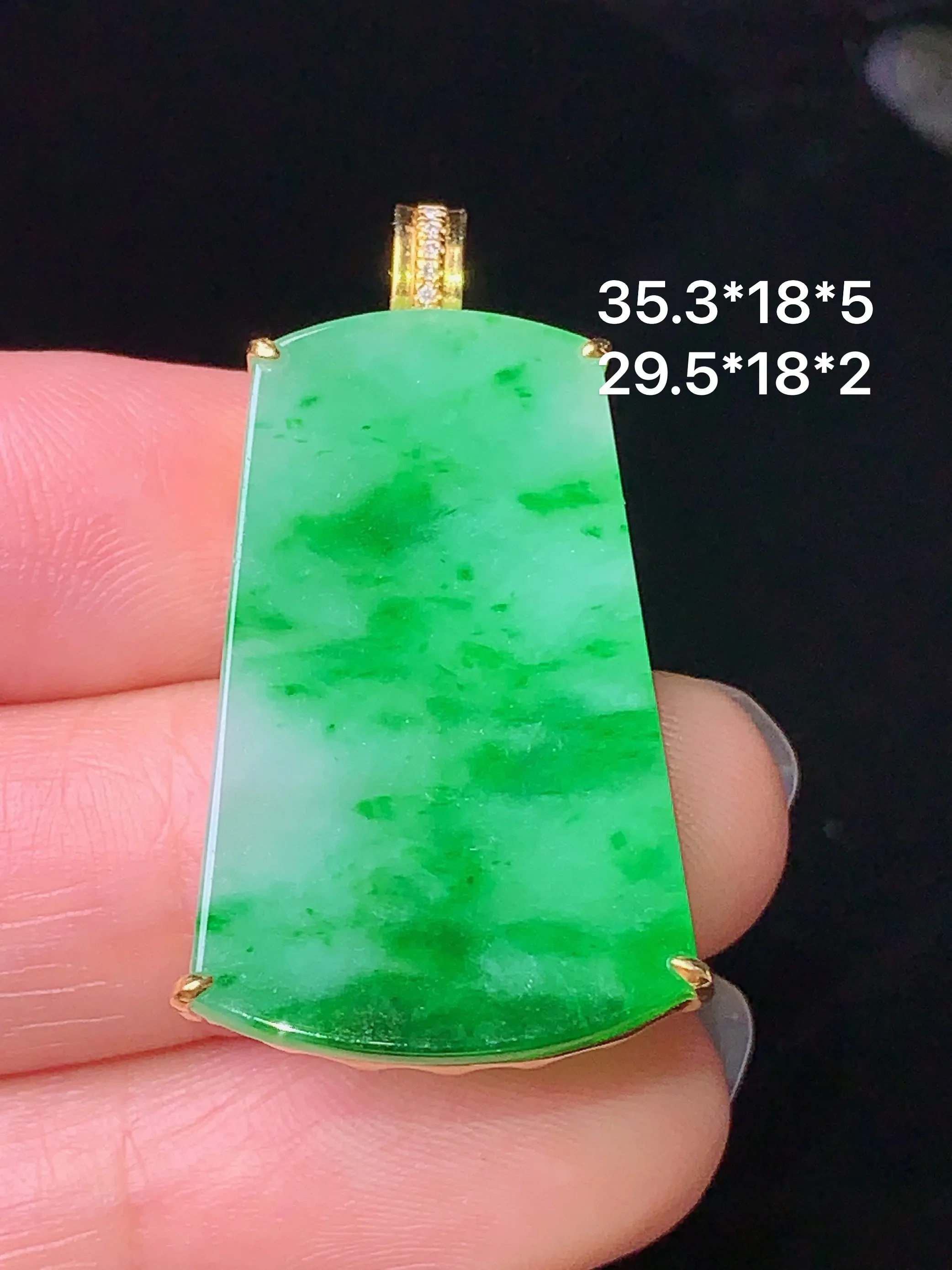 18k金钻镶嵌翠绿无事牌吊坠 玉质细腻 色泽艳丽 整体尺寸35.3*18*5