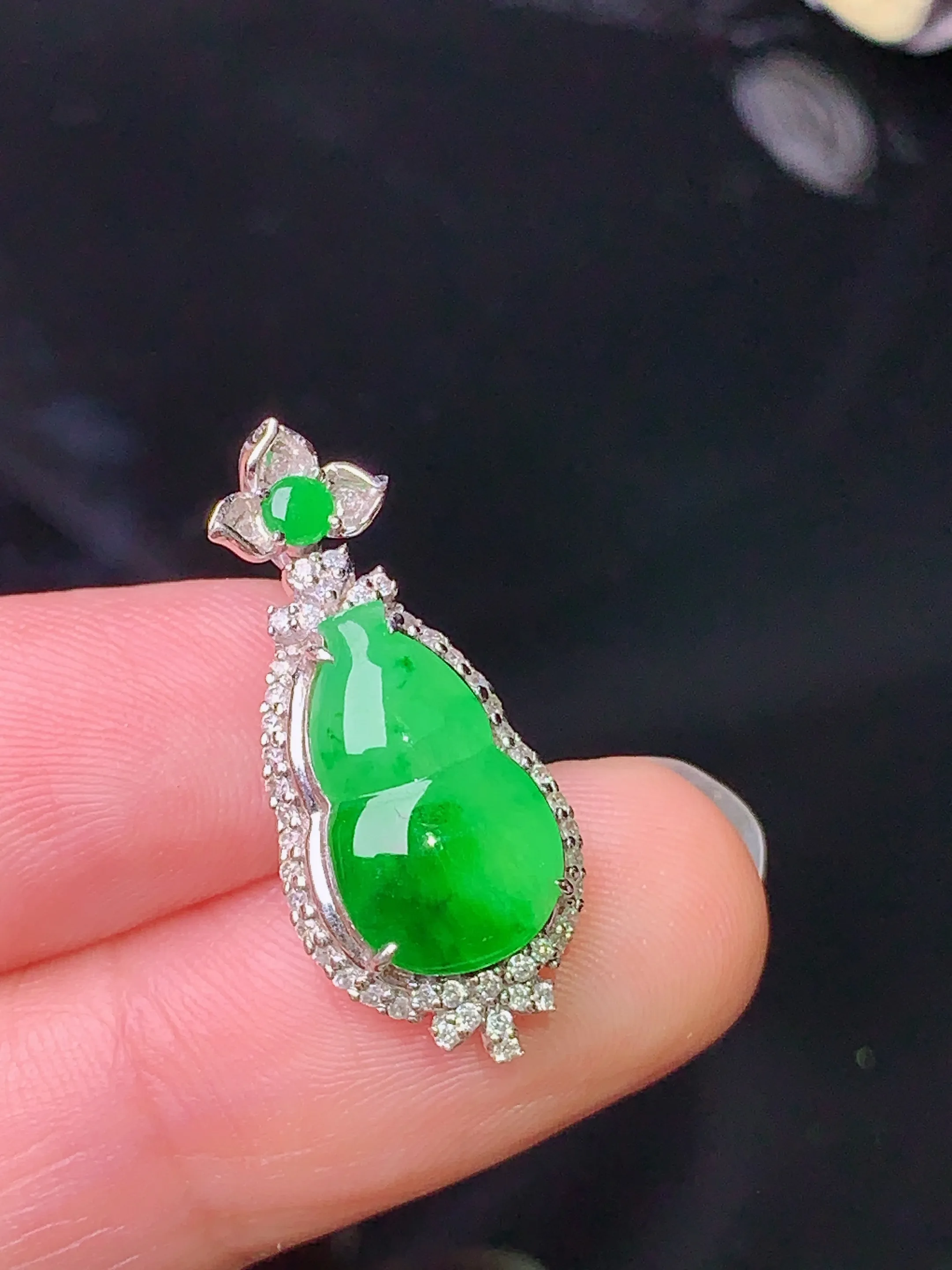 18k金钻镶嵌翠绿葫芦吊坠 玉质细腻 色泽艳丽 整体尺寸24.6*11*7.5