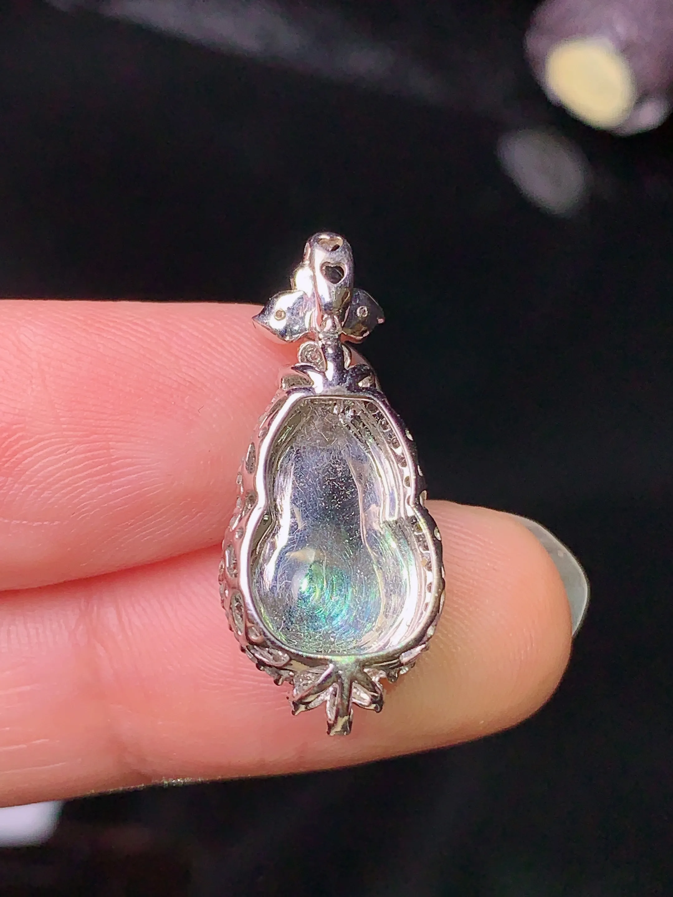 18k金钻镶嵌翠绿葫芦吊坠 玉质细腻 色泽艳丽 整体尺寸24.6*11*7.5