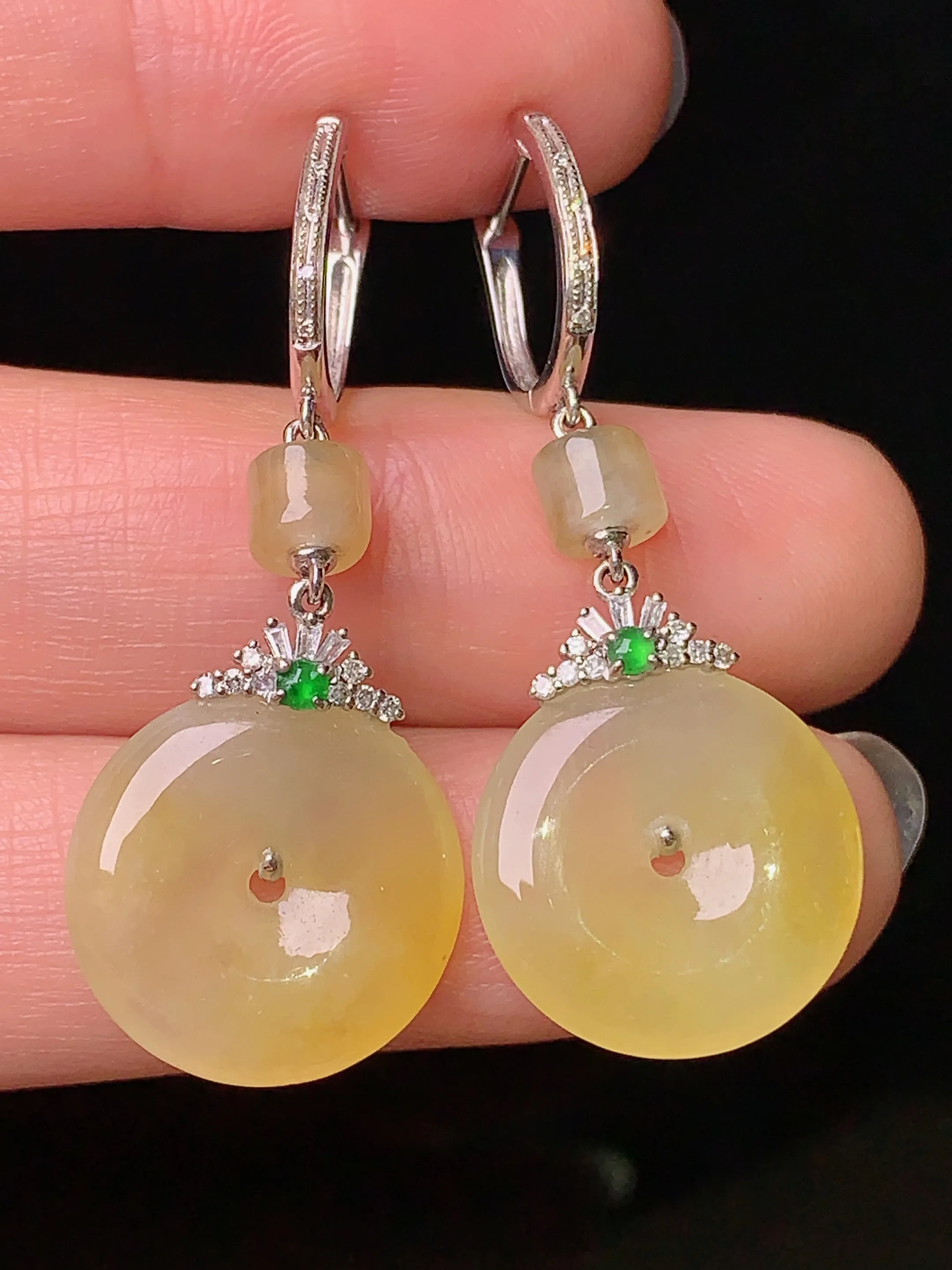 18k金钻镶嵌黄翡平安扣耳坠 玉质细腻 色泽艳丽 整体尺寸39.2*15*3