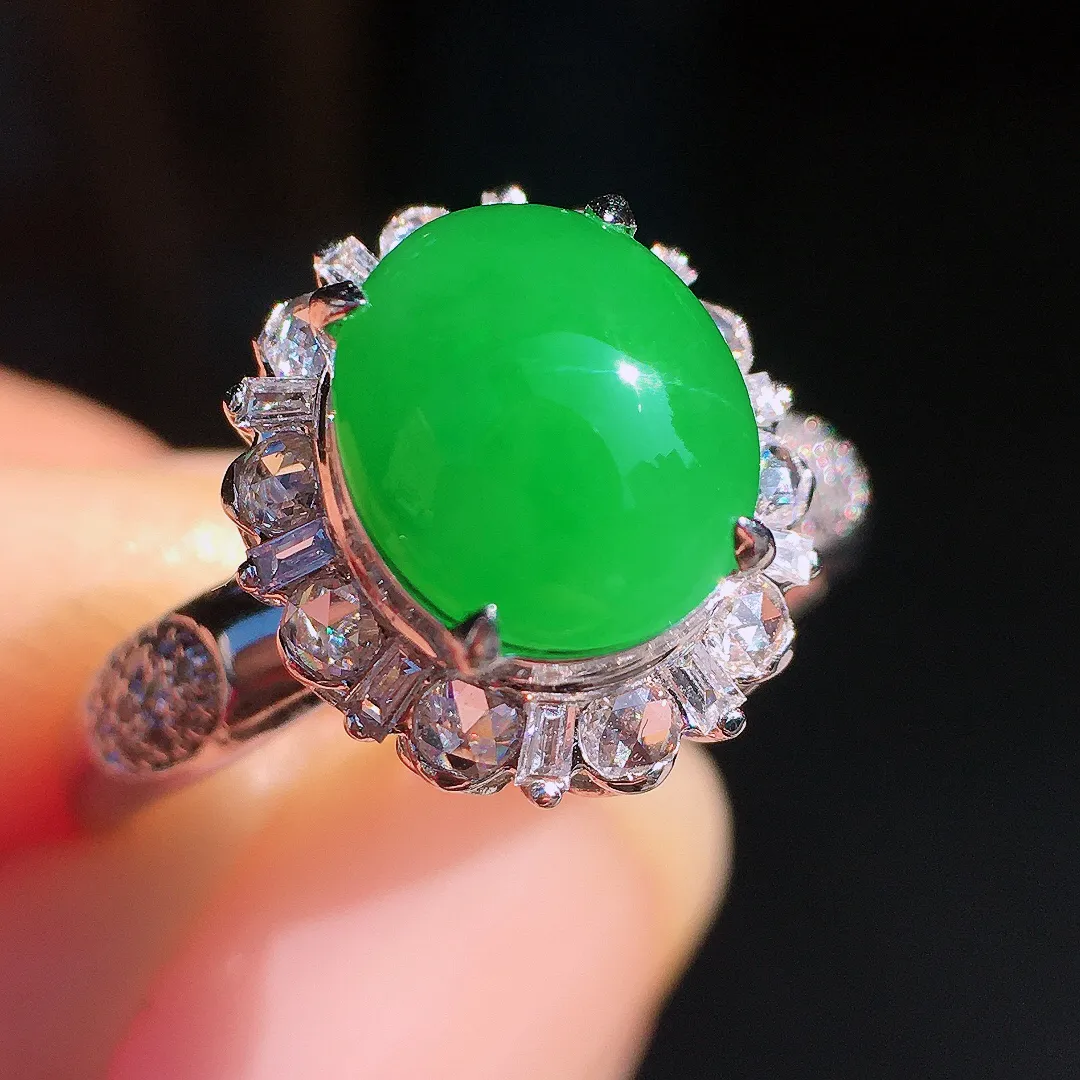 阳绿蛋面戒指，色泽均匀艳丽，玉质细腻，荧光感超
强，饱满圆润，尽显优雅气质，18k
金豪华镶嵌