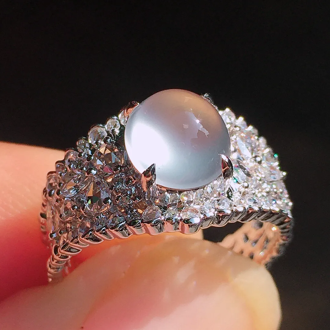 玻璃种蛋面戒指，玉质细腻，荧光感超
强，饱满圆润，尽显优雅气质，18k
金豪华镶嵌