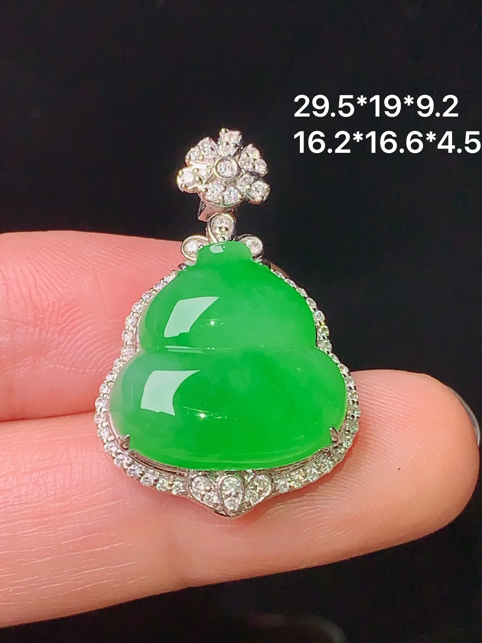 18k金钻镶嵌满绿葫芦吊坠 玉质细腻 色泽艳丽 整体尺寸29.5*19*9.2