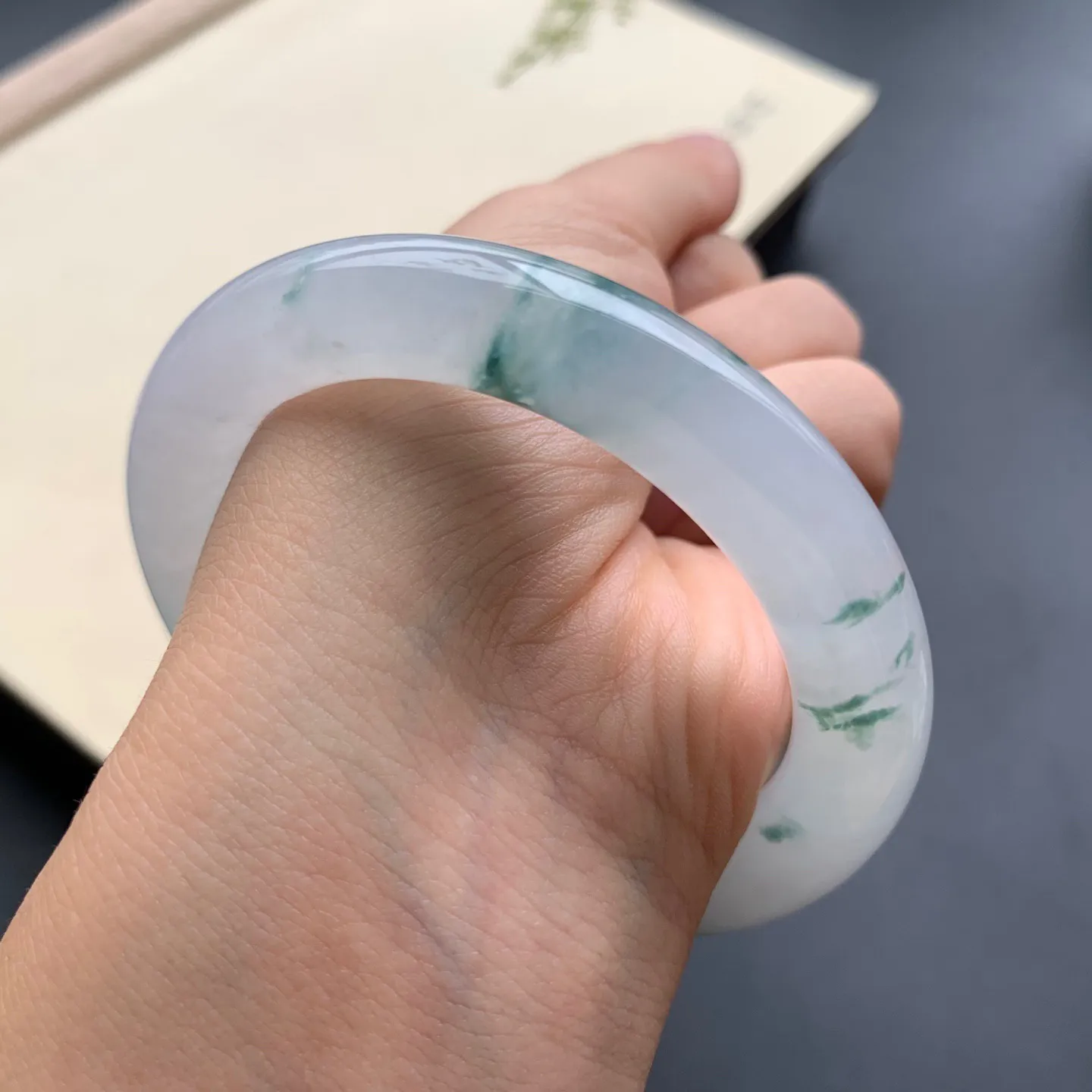 54.5圈口冰飘花圆条手镯 尺寸：54.5-10，水润起胶，花色灵动