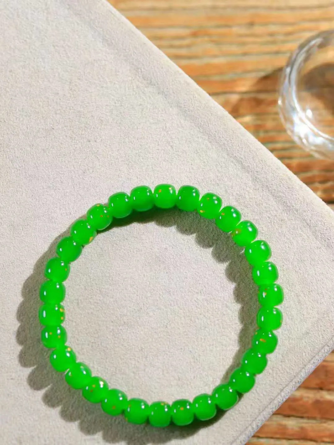 （老型珠.手串）

精品 和田玉碧玉老型珠手串，玉质细腻油润 饱满光滑 质朴无华，悠远简单，人心境界远，百世修炼深，心灵常驻善意持，觉悟人生百世修。
重16.7克    尺寸取一5.7-6.9mm    10110500A