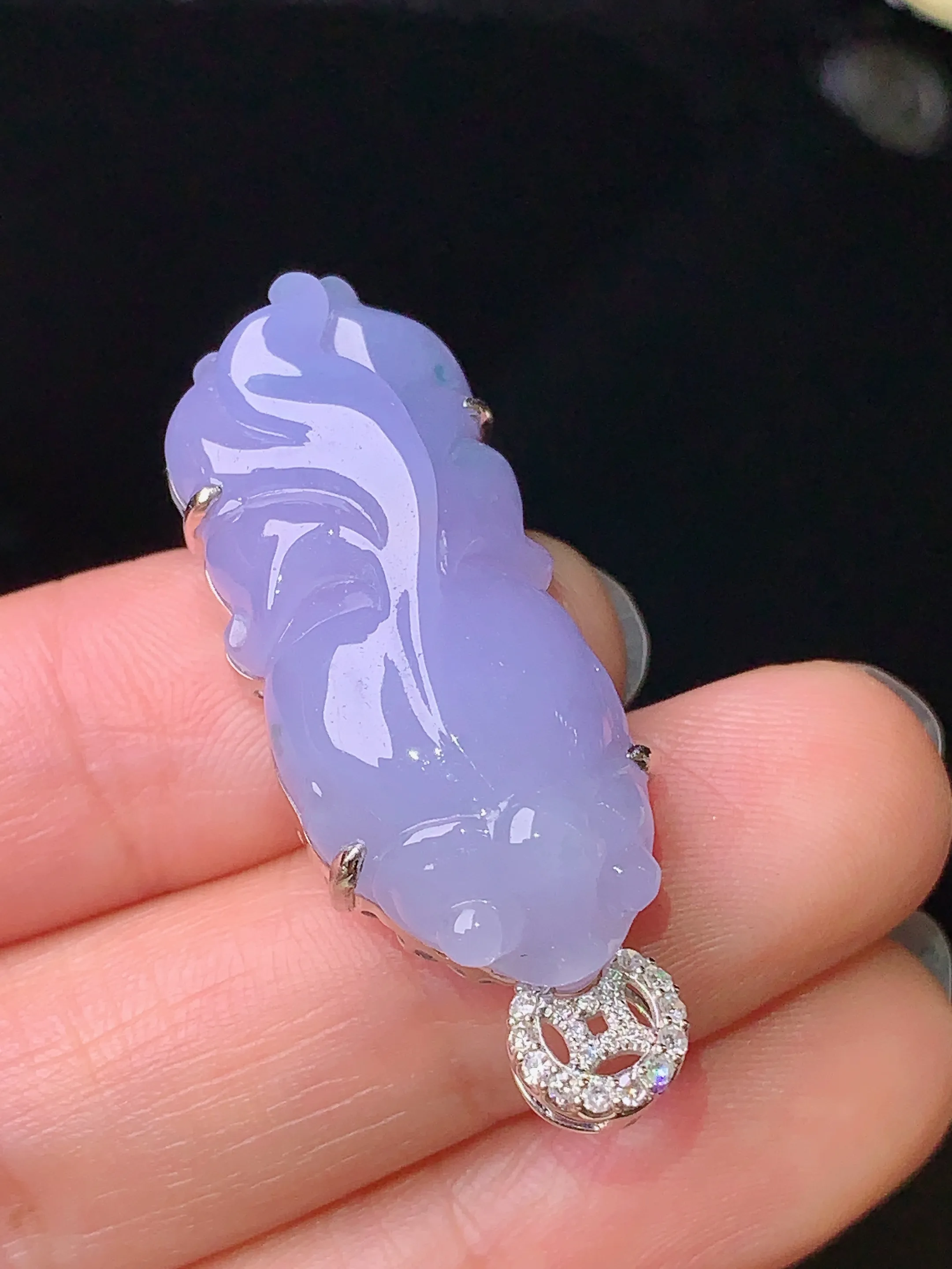 18k金钻镶嵌紫罗兰金鱼吊坠 玉质细腻 色泽艳丽 整体尺寸37.5*14.3*8.5