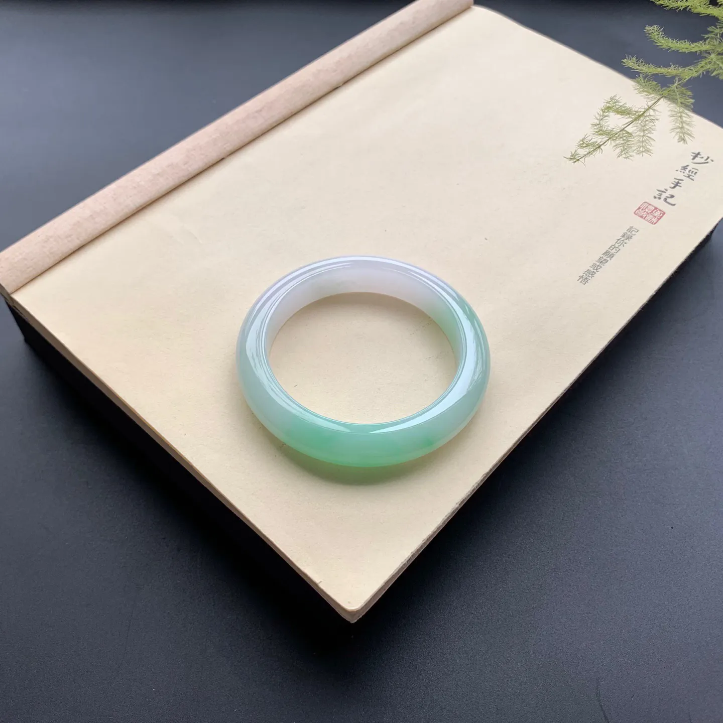 59圈口飘绿正圈手镯 尺寸：59-13-9.8，无纹裂，色泽靓丽，优美迷人