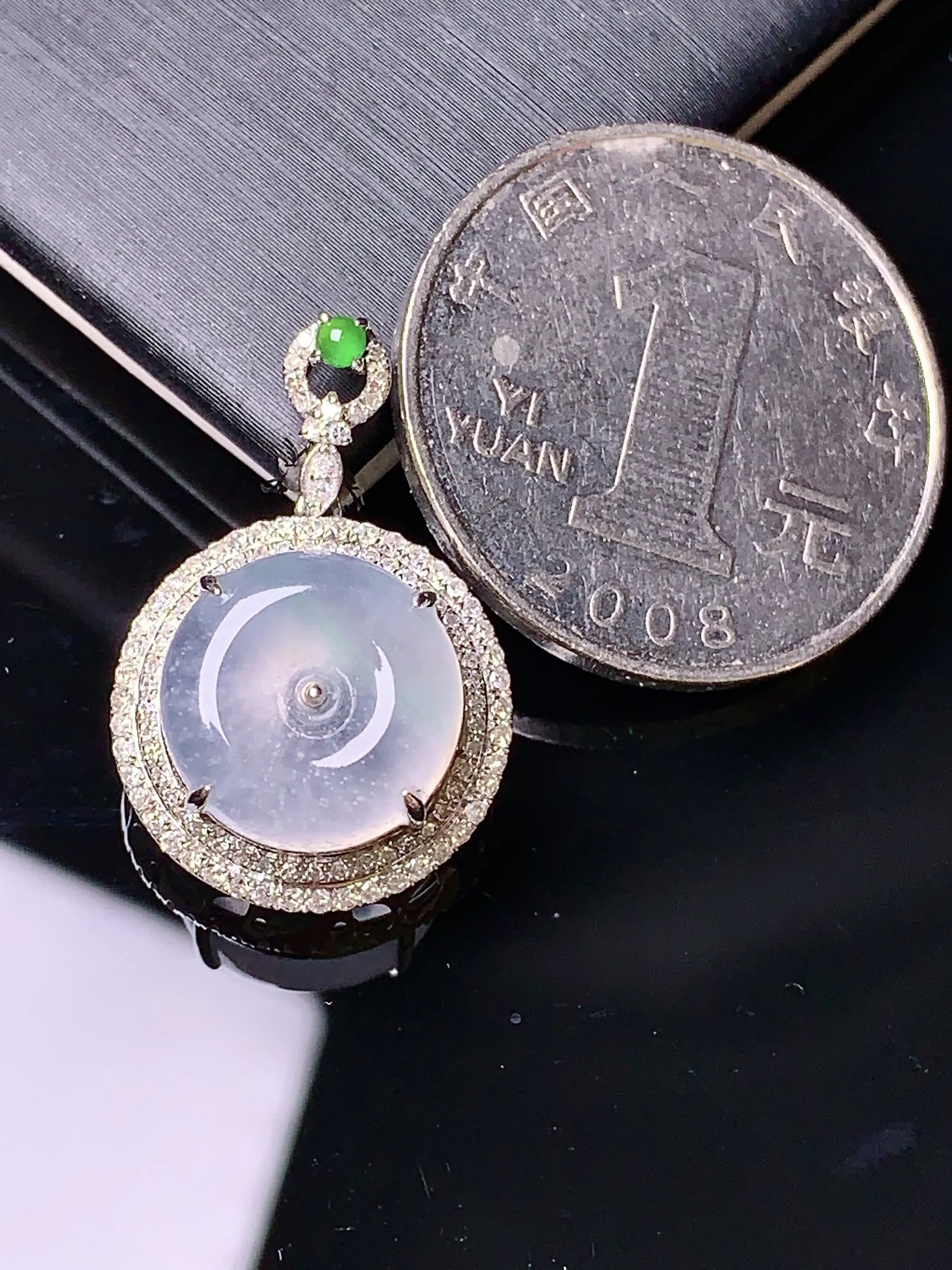 18k金钻镶嵌木那料雪花棉平安扣吊坠 玉质细腻 色泽清新艳丽 整体尺寸24*16*8.8