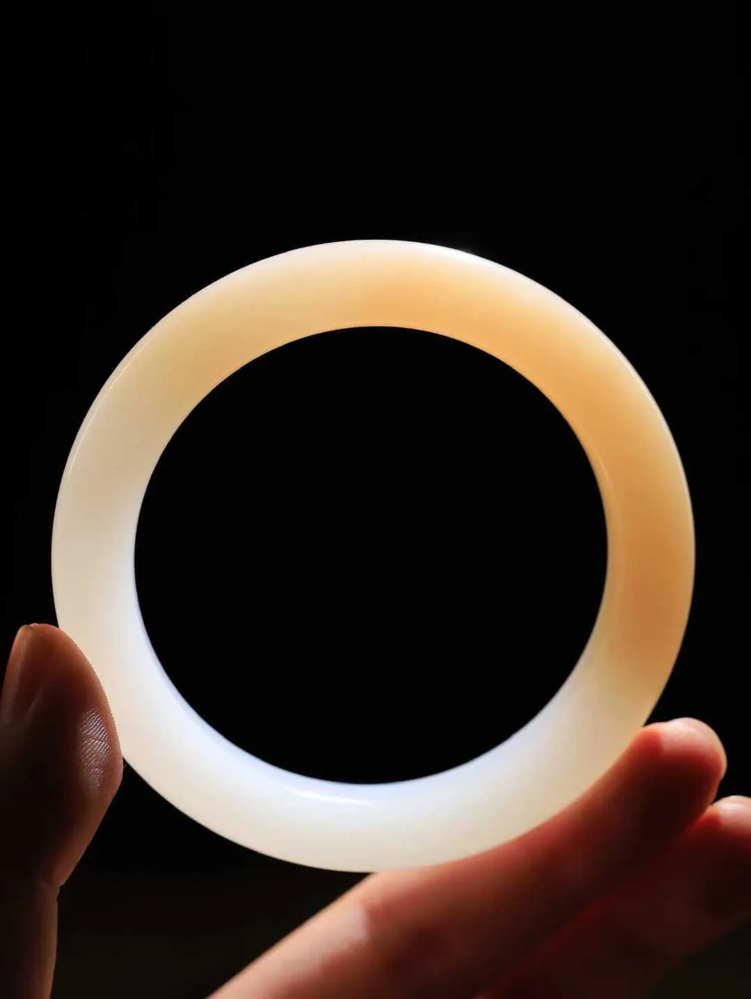 【柔情素语·手镯】

收藏级️和田玉藕粉白双色手镯，玉质细腻温润，手感舒适，️线条流畅，简约大气，美自天成，佩戴于腕间，婉约之美，举手投足间透出那份低调奢华，醉人心扉。重67克 内径圈口58mm  尺寸12.6-10.3mm   FDA-55110500