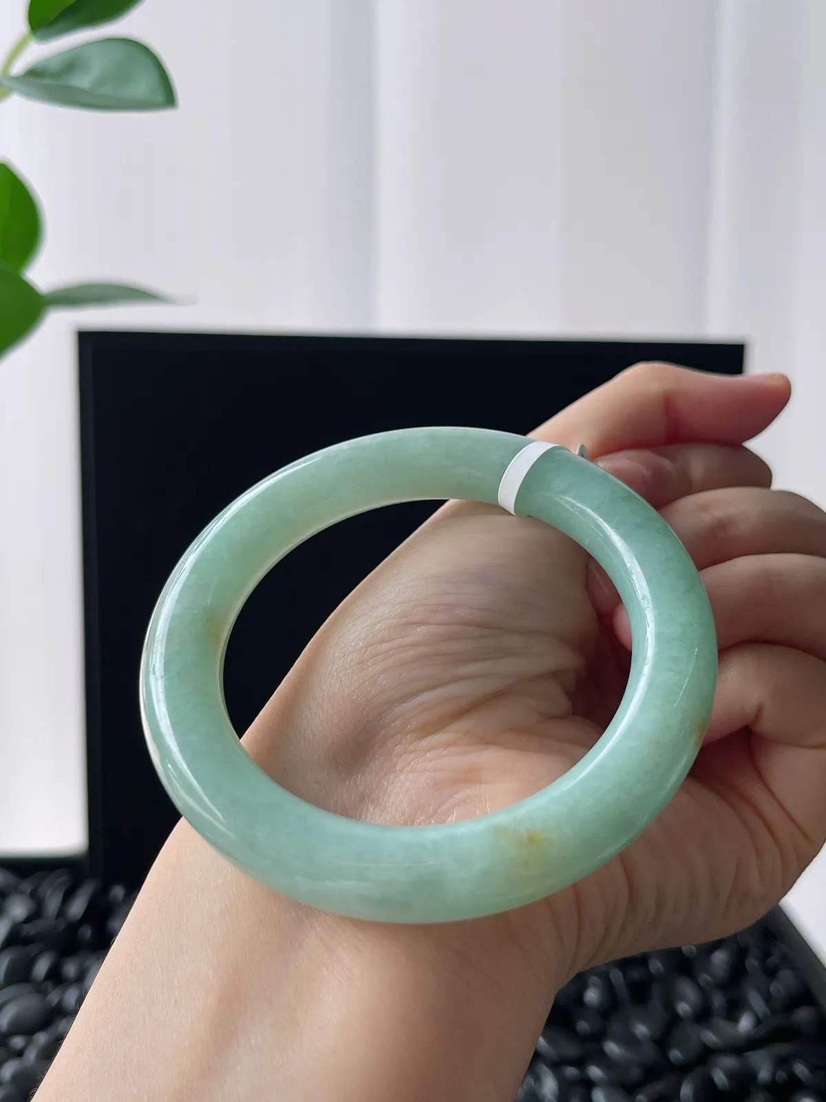 圆镯54.5圈口，翡翠糯化种淡绿色手镯