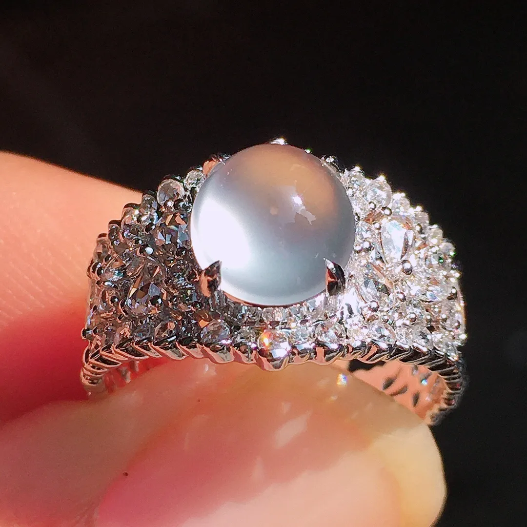 玻璃种蛋面戒指，玉质细腻，荧光感超
强，饱满圆润，尽显优雅气质，18k
金豪华镶嵌