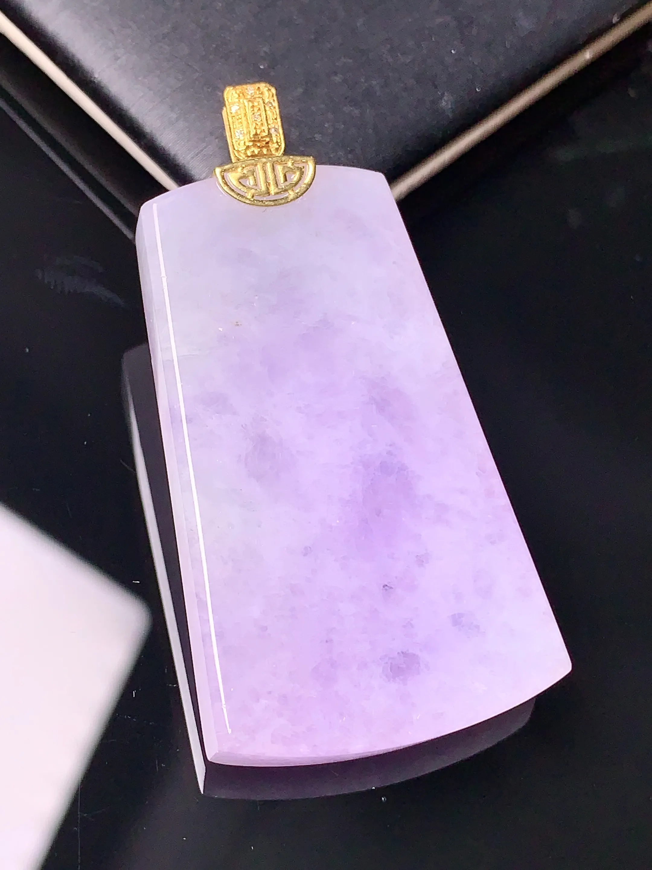 18k金钻镶嵌紫罗兰无事牌吊坠 玉质细腻 色泽艳丽 整体尺寸47.6*24.5*5.7