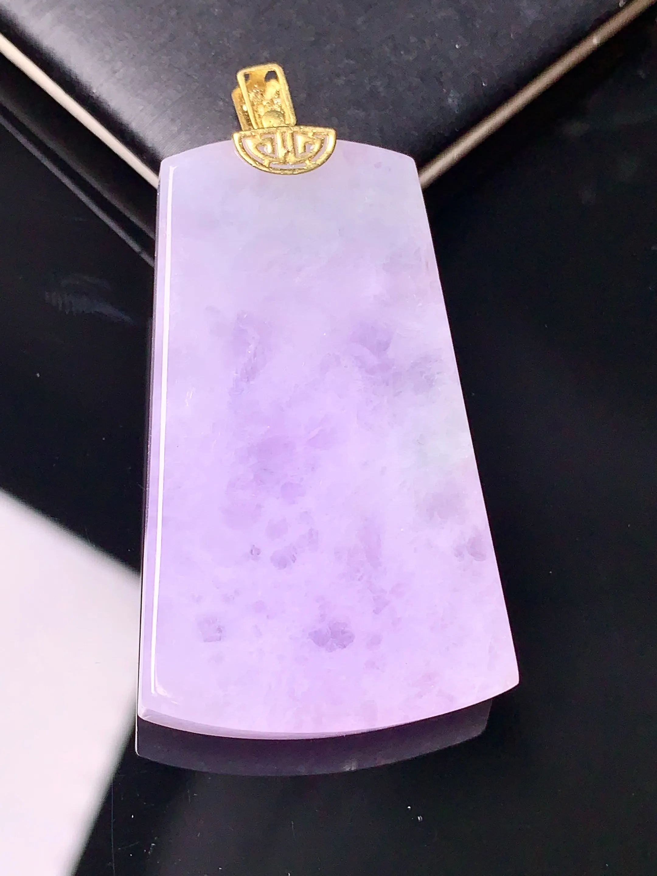 18k金钻镶嵌紫罗兰无事牌吊坠 玉质细腻 色泽艳丽 整体尺寸47.6*24.5*5.7