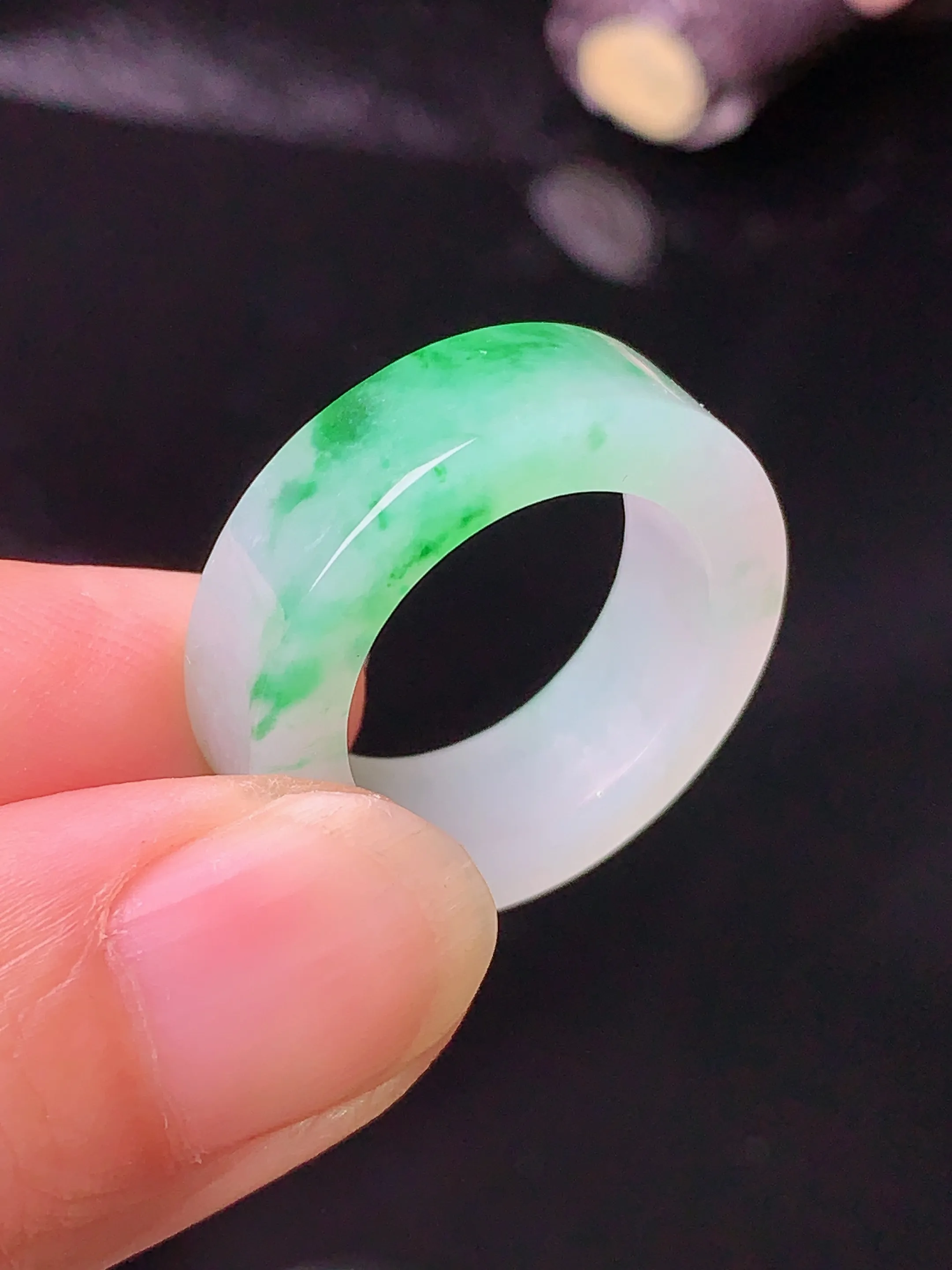 飘绿平安环 玉质细腻 色泽清新艳丽 整体尺寸23*6.3*3.8