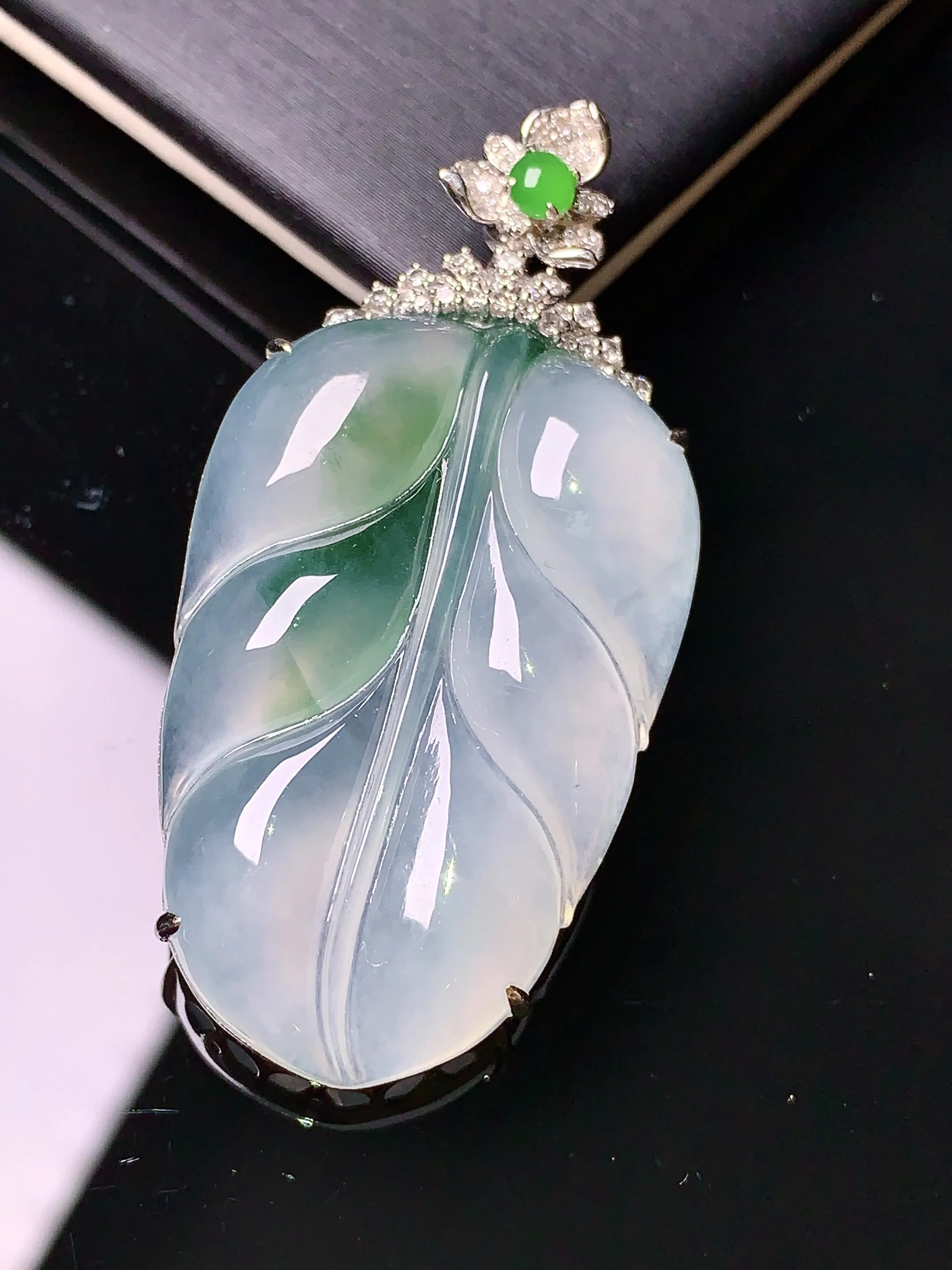 18k金钻镶嵌飘绿树叶吊坠 玉质细腻 色泽艳丽 整体尺寸46.7*22.6*7.5