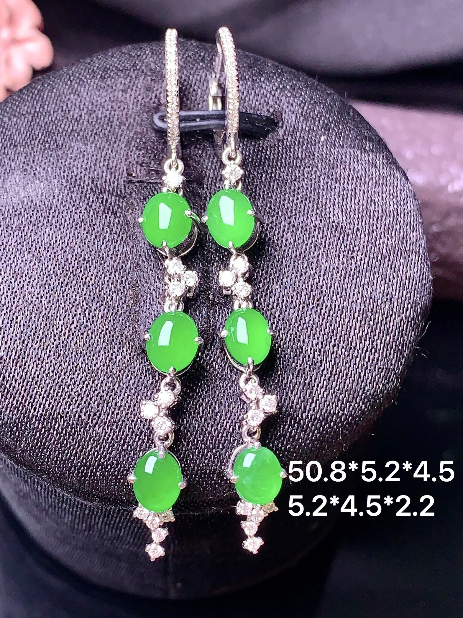 18k金钻镶嵌满绿蛋面耳坠 玉质细腻 色泽艳丽 整体尺寸50.8*5.2*4.5