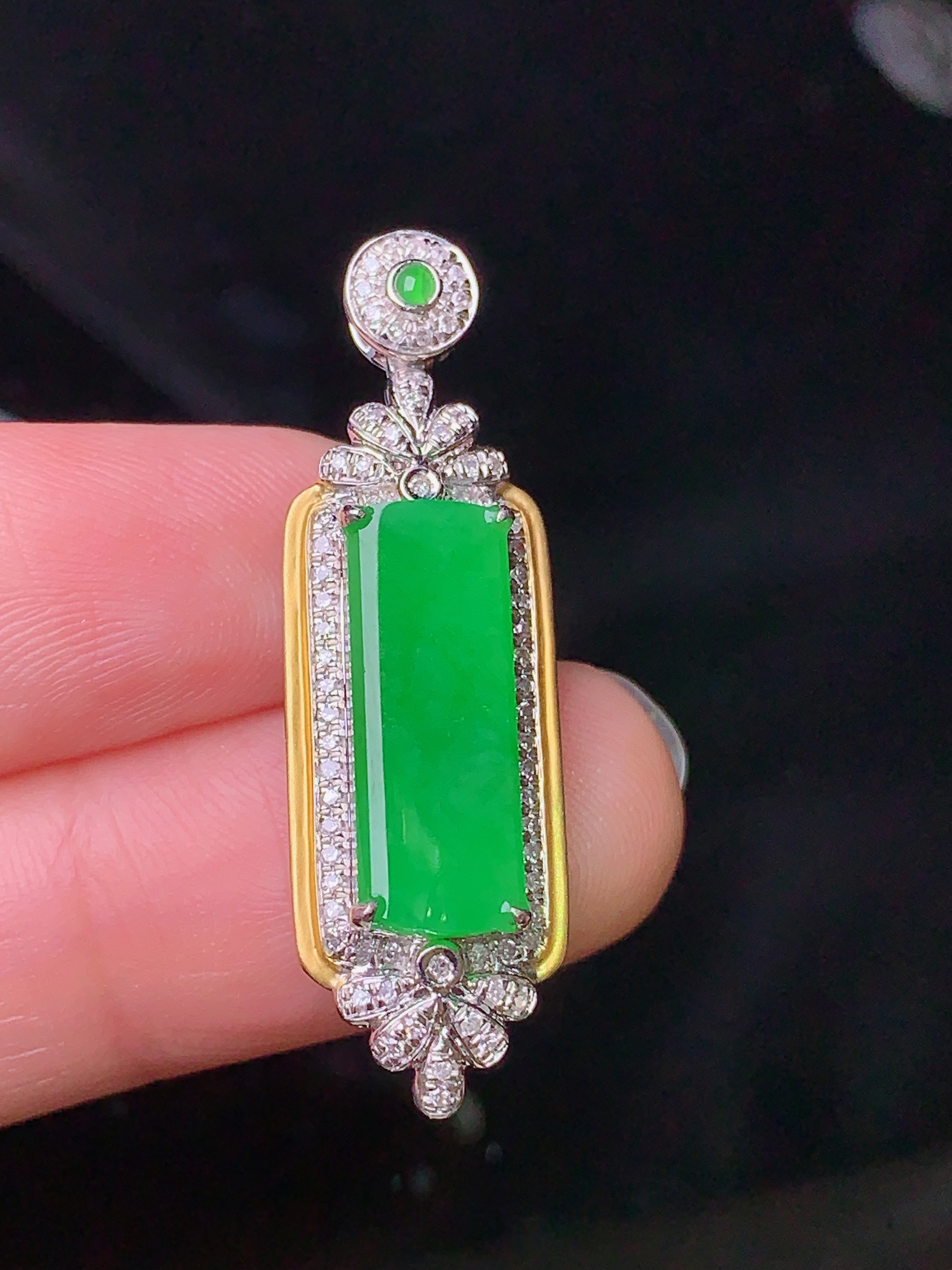 18k金钻镶嵌翠绿无事牌吊坠 玉质细腻 色泽艳丽 整体尺寸34.6*10.6*6