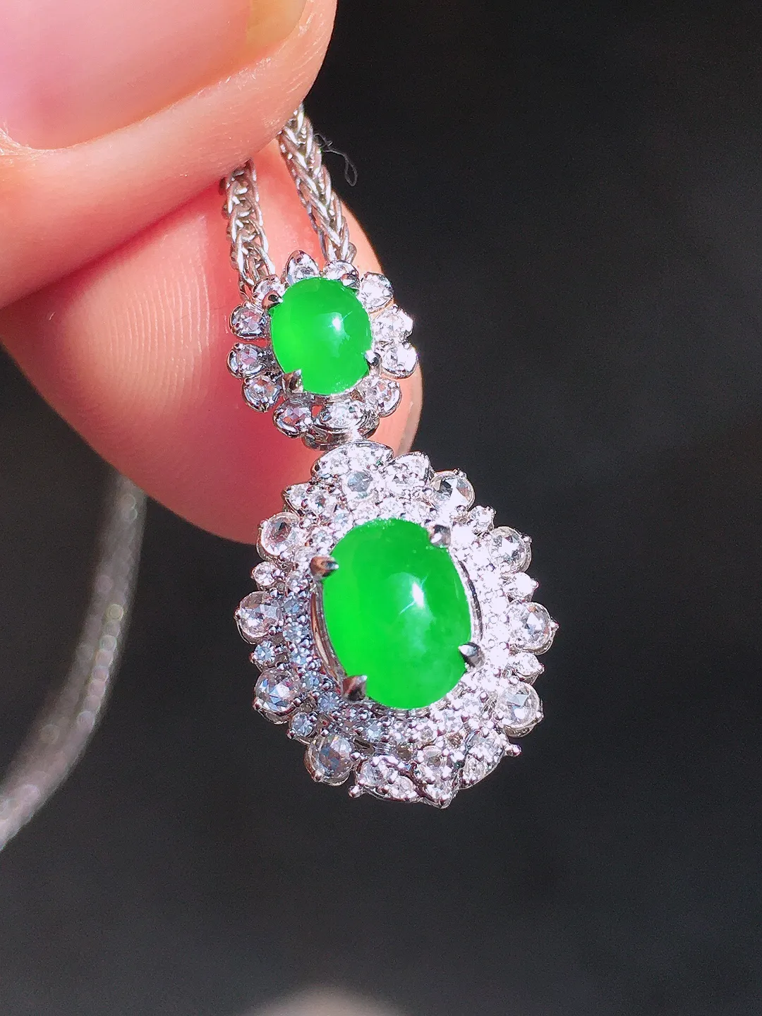 阳绿蛋面吊坠，色泽均匀艳丽，玉质细腻，荧光感超
强，饱满圆润，尽显优雅气质，18k
金豪华镶嵌