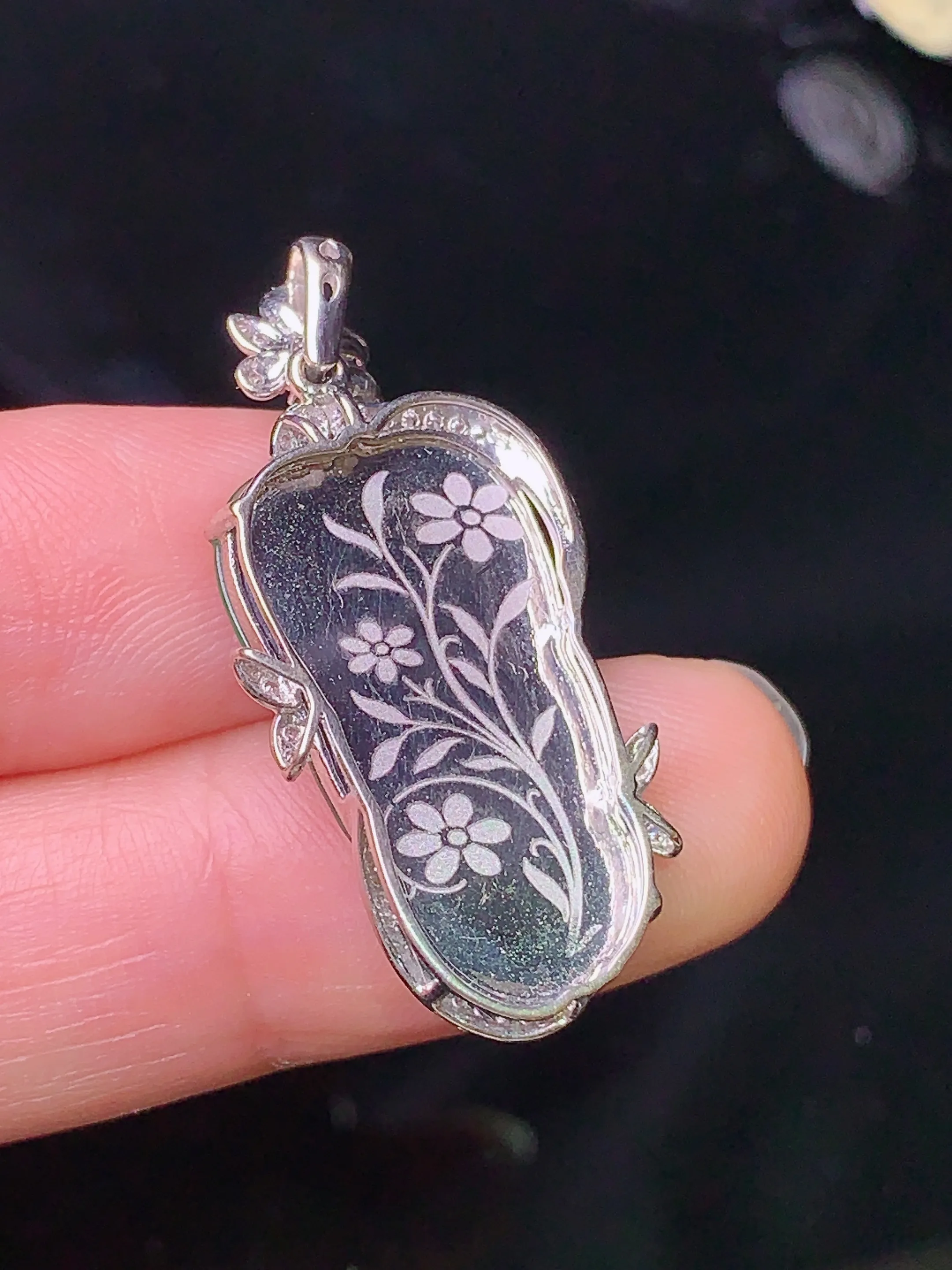 18k金钻镶嵌翠绿树叶吊坠 玉质细腻 色泽艳丽 整体尺寸32.8*15*4.5