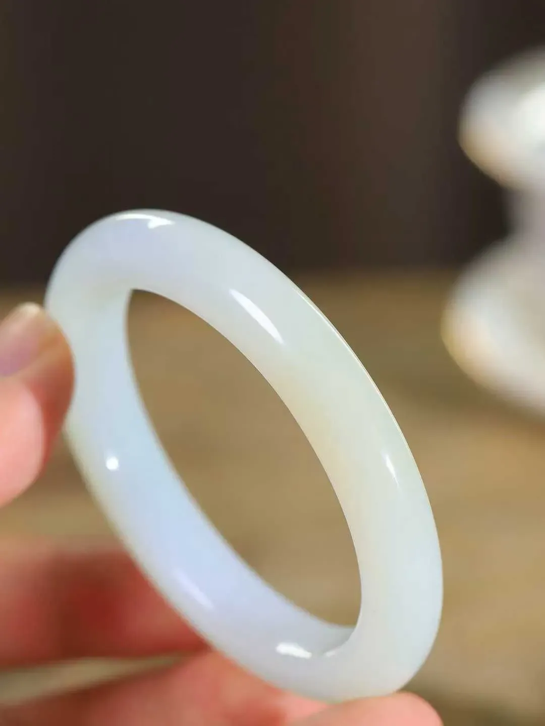 【贵妃镯.玉腕清响】    

精品和田玉糖白玉贵妃镯，玉质温润细腻 油性十足 相传杨贵妃十分喜爱椭圆形态手镯，后人称其为贵妃镯。因其形与人手腕形相吻合，佩戴更服帖，别具妩媚风格。
重41克   内径49.5-47mm尺寸10.3-8.7mm   fDL-10110516