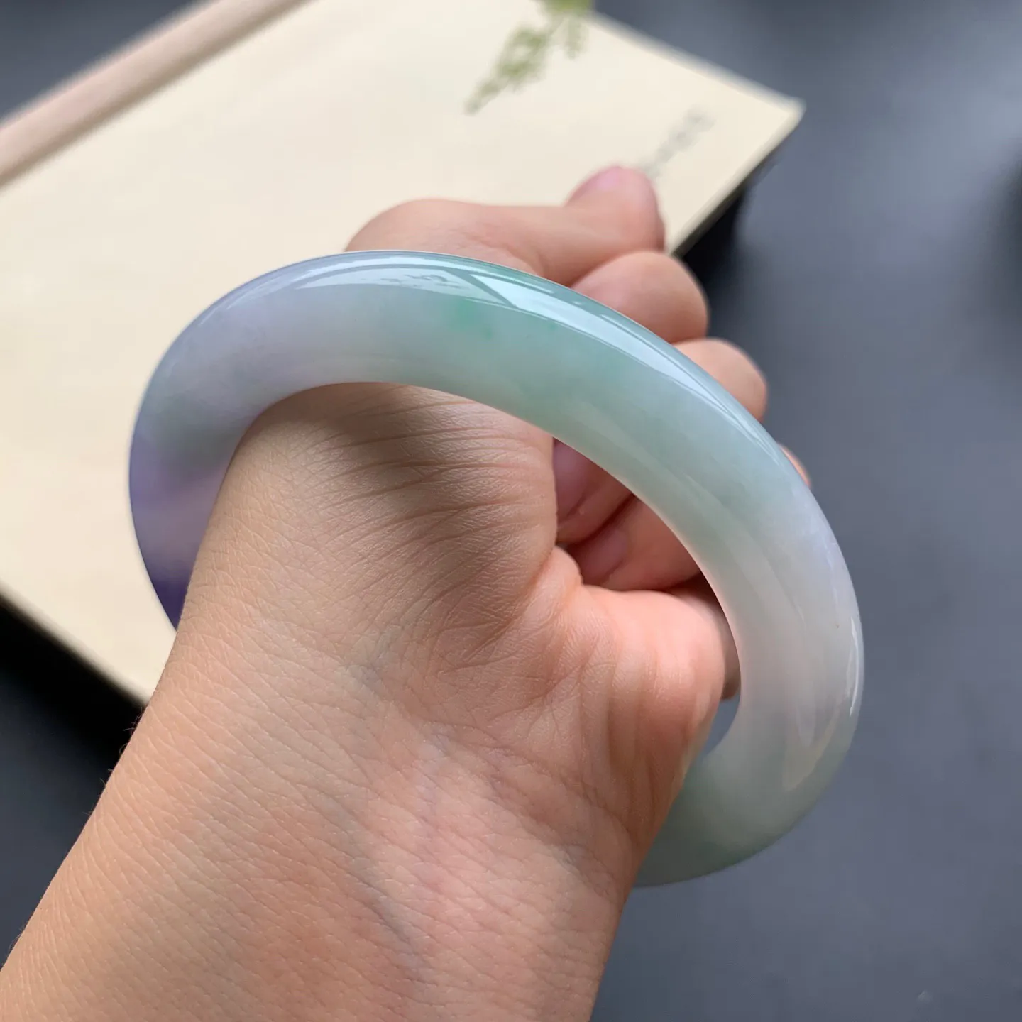 60圈口紫罗兰飘绿圆条手镯 尺寸：60-12.2-11，无纹裂，细腻光滑，色泽浓郁