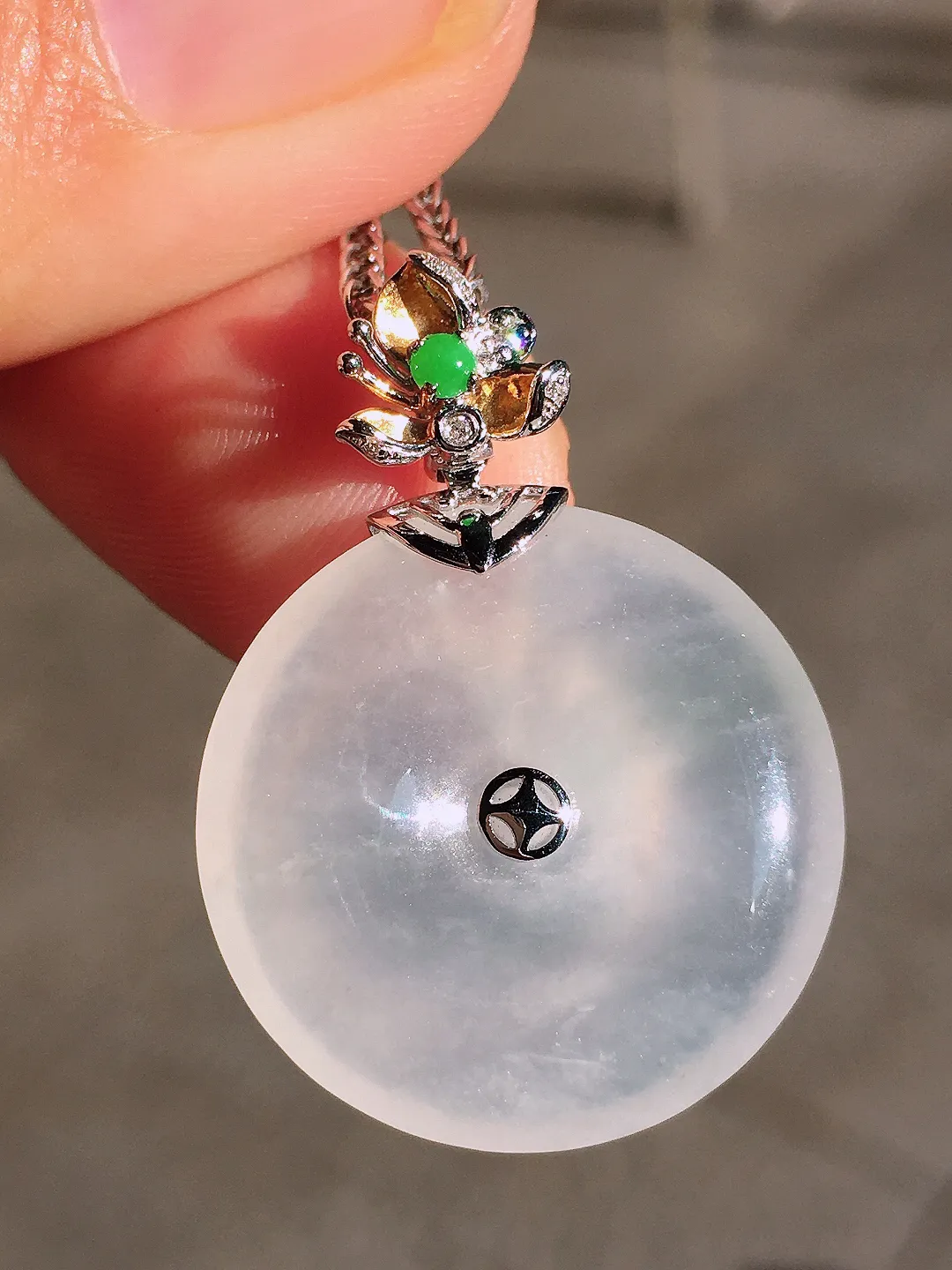 冰种平安扣吊坠，玉质细腻，荧光感超
强，饱满圆润，尽显优雅气质，18k
金豪华镶嵌