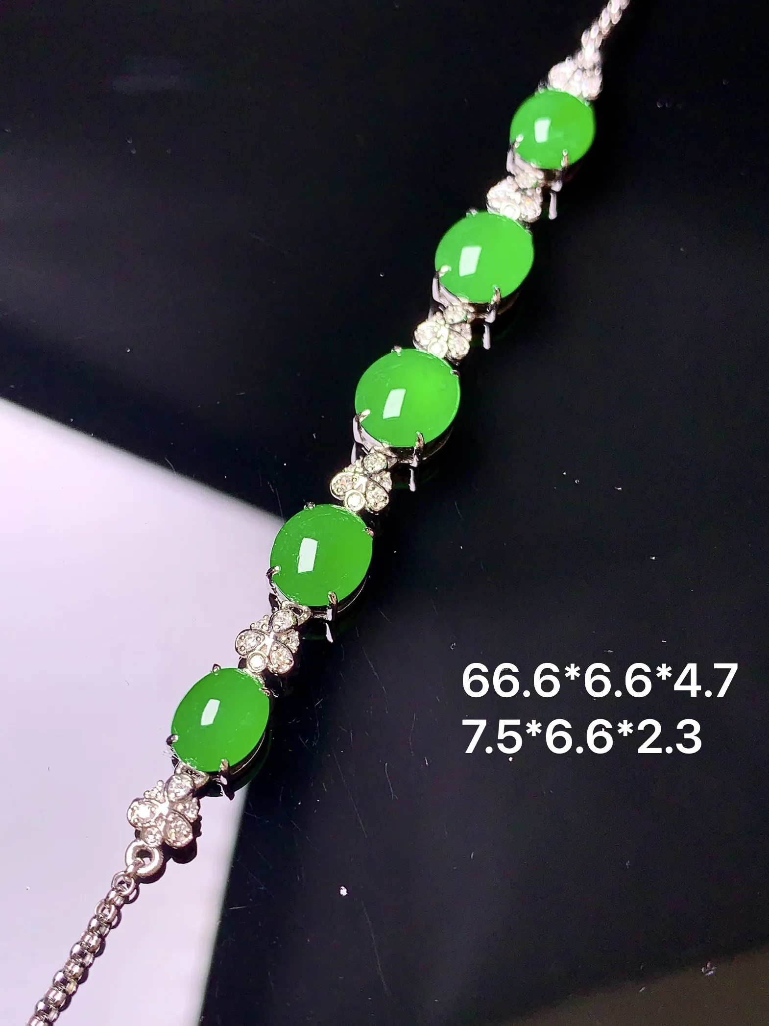18k金钻镶嵌满绿蛋面手链 玉质细腻 色泽艳丽 整体尺寸66.6*6.6*4.7