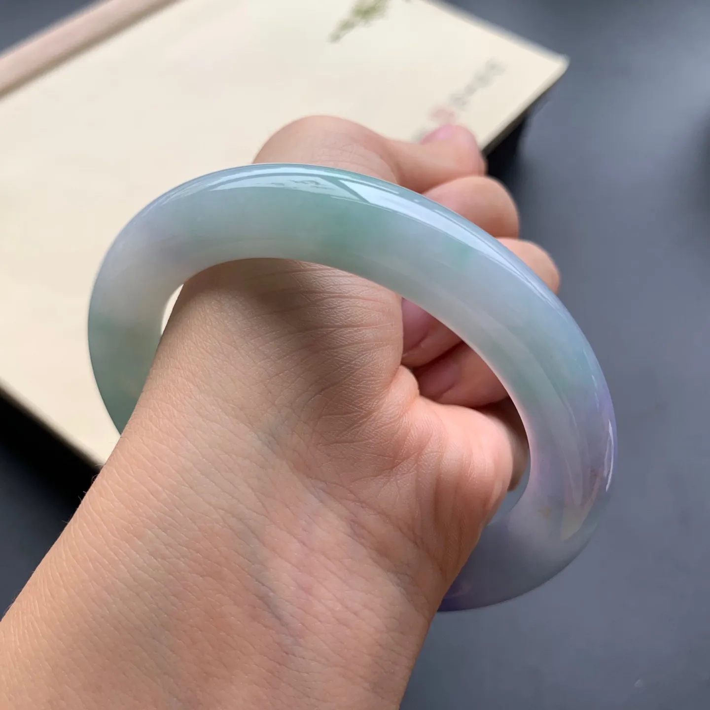 60圈口紫罗兰飘绿圆条手镯 尺寸：60-12.2-11，无纹裂，细腻光滑，色泽浓郁